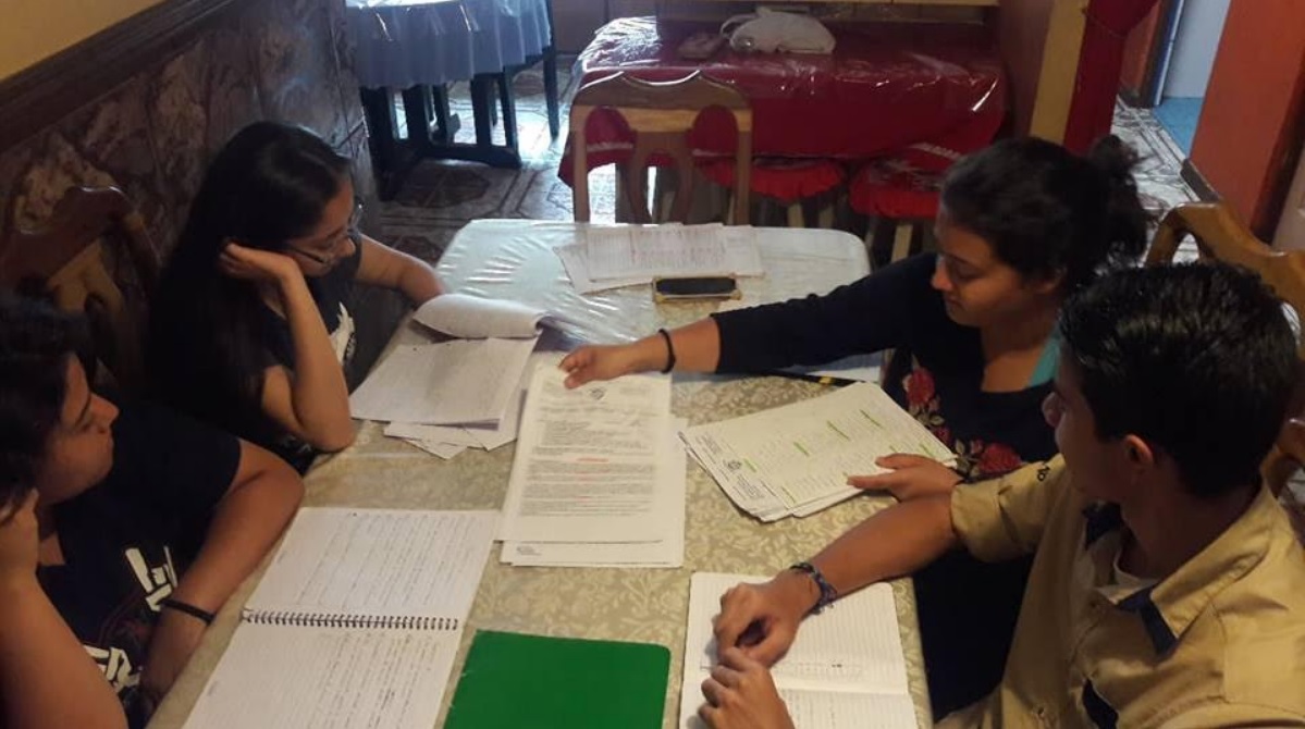 Nirel y Angelín Mata, estudiantes del Liceo Elías Leiva no han recibido por más de un mes ni Español ni Biología y, en las otras materias, a veces reciben clases por pequeños ratos. Keyna Calderón