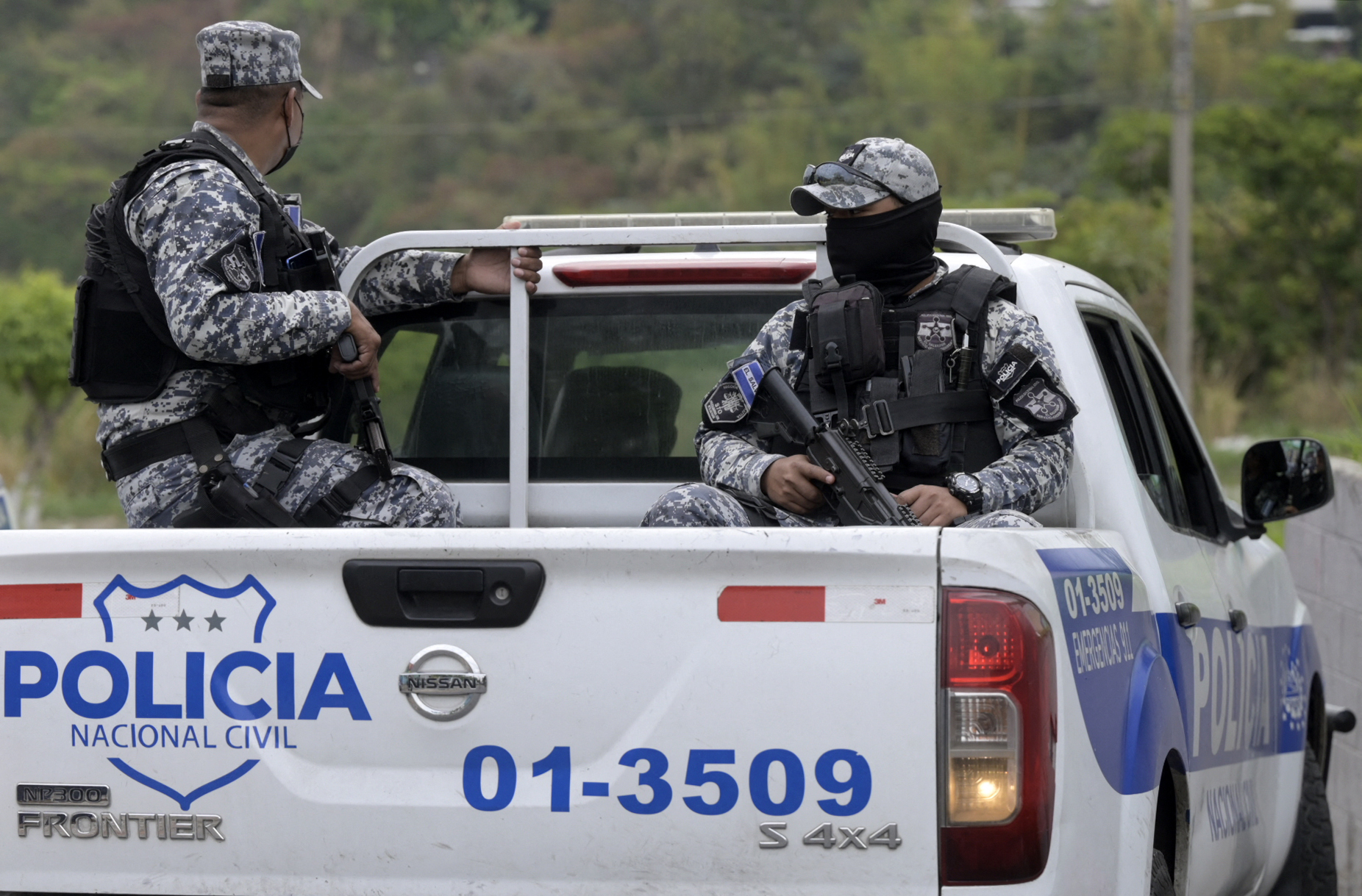 Policemen patrol the streets following the government's declaration of state of emergency, in San Salvador, on March 29, 2022. - El Salvador's President Nayib Bukele issued an ultimatum on March 28, 2022, to gangs considered responsible for dozens of homicides in the ast three days, threatening to increase punishments on their more than 16,000 imprisoned members. The Central American nation declared a state of emergency on Sunday as it endures a fresh wave of gang violence, with police reporting 87 dead since Friday. (Photo by MARVIN RECINOS / AFP)