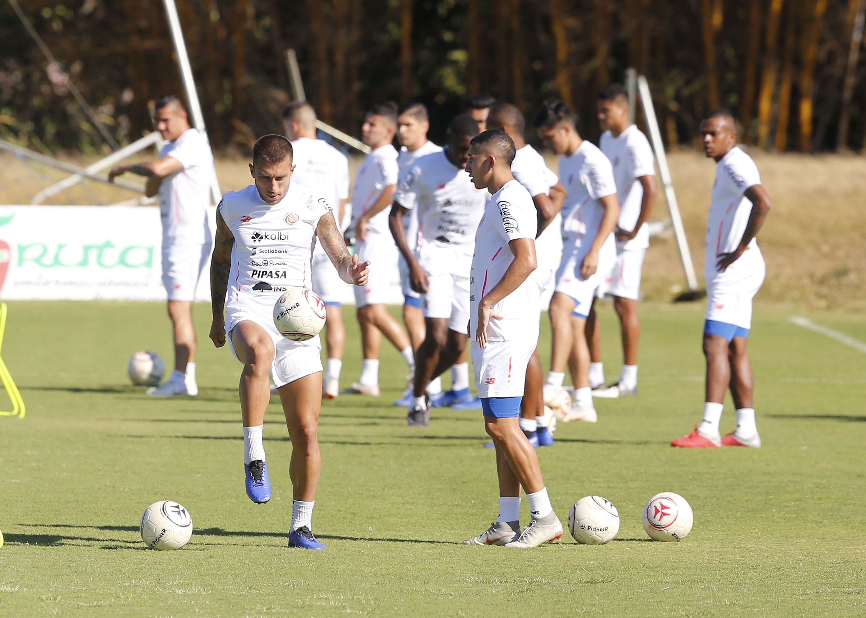 23/01/2019. San Rafael de Alajuela. Entrenamiento de la Selección Nacional de Fútbol bajo la dirección técnica de Gustavo Matosas. En la foto: El defensor Francisco Calvo (izq) hace series con la pelota poco antes del inicio de la práctica. Foto: Albert Marín.