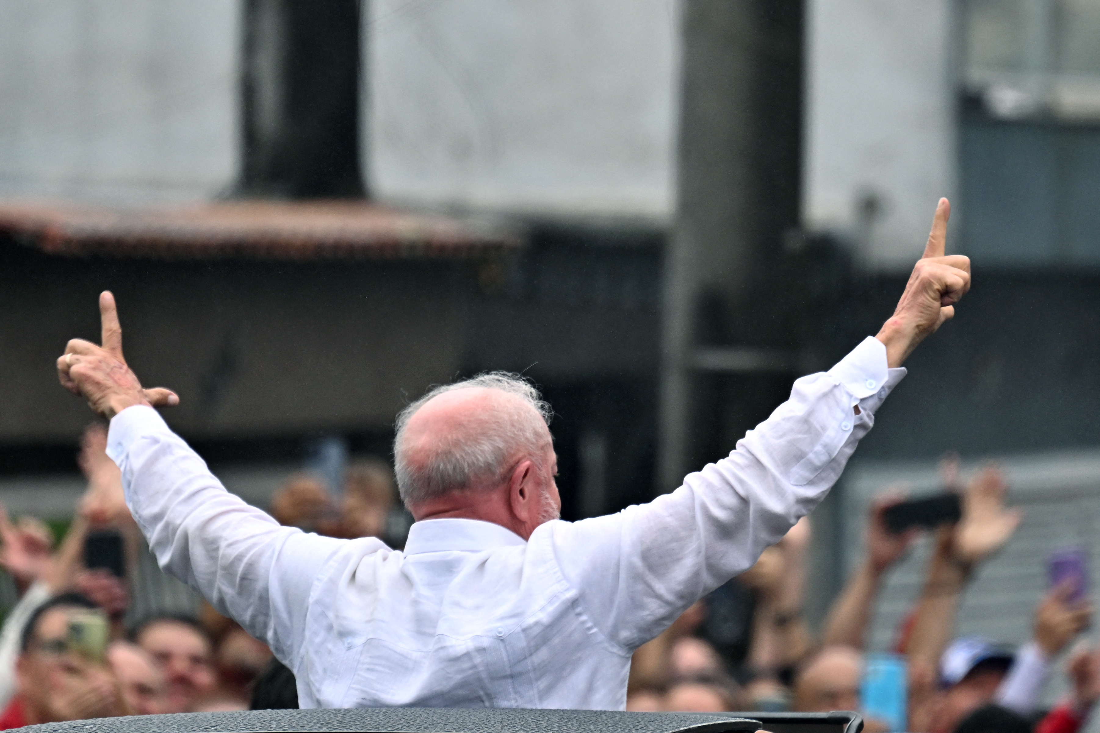 El presidente de Brasil y candidato a la reelección por el Partido de los Trabajadores (PT), Luiz Inácio Lula da Silva, saluda a sus seguidores tras emitir su voto en la segunda vuelta de las elecciones presidenciales en São Bernardo do Campo, en el estado de São Paulo, Brasil, este 25 de octubre.