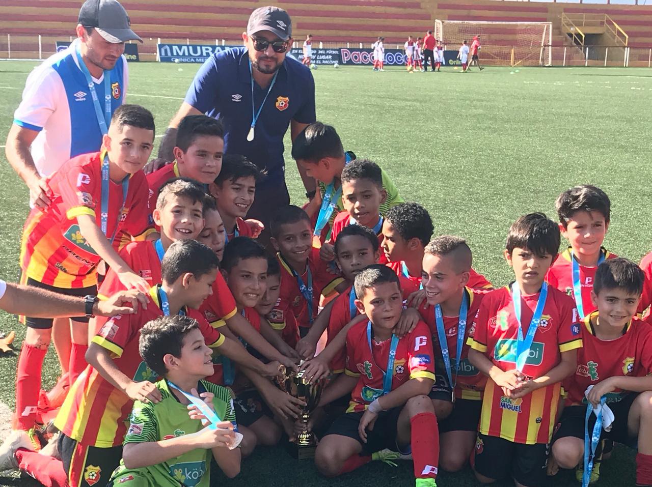 11 de diciembre Herediano, liga menor
La Sub 15 del Herediano ganó esta temporada los torneos de Apertura y Clausura, por lo que son el grupo más destacado de la cantera rojiamarillo. Los equipos de Copa Prospectos de 2006 y 2008 también alcanzaron el título en su respetiva categoría. Fotografías Cortesía Unafut