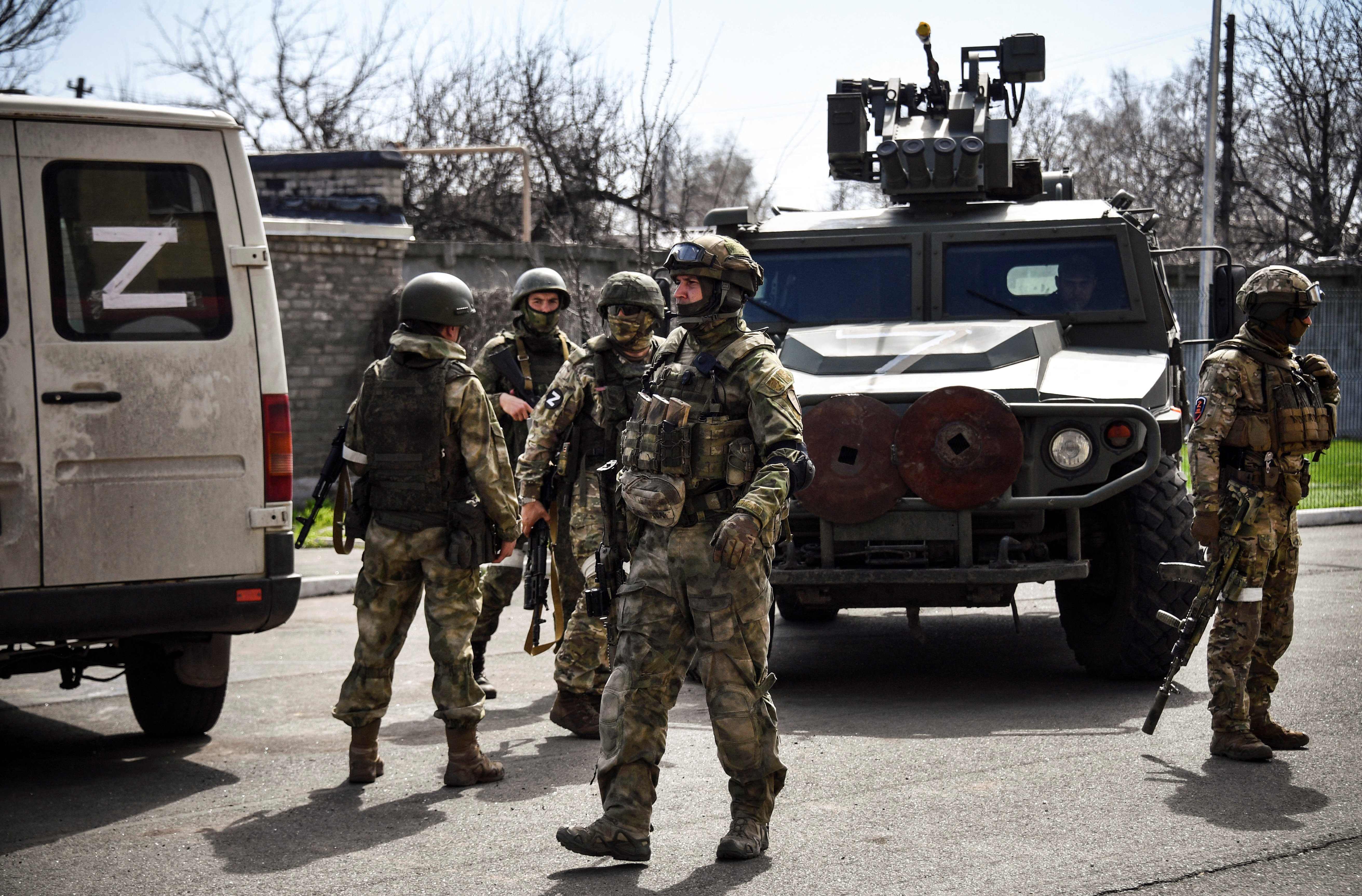 TOPSHOT - Russian soldiers patrol a street on April 11, 2022, in Volnovakha in the self-proclaimed Donetsk People's Republic (DNR). The picture was taken during a trip organized by the Russian military. (Photo by Alexander NEMENOV / AFP)