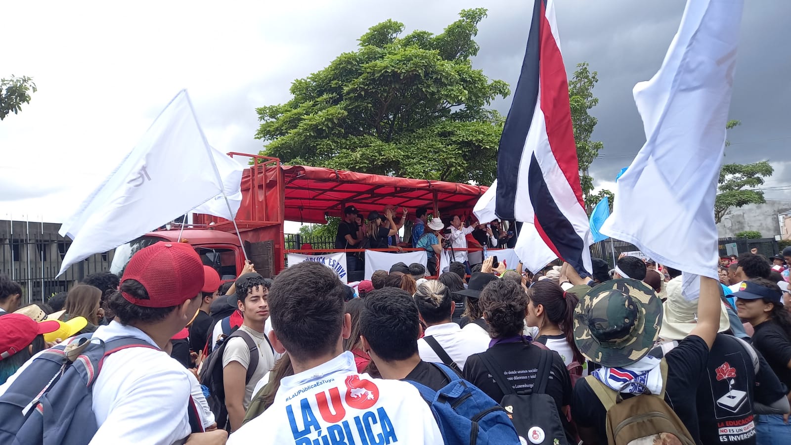 Universitarios celebraron el resultado de la negociación, pues al menos no habrá recorte en el presupuesto. Foto: José Andrés Céspedes