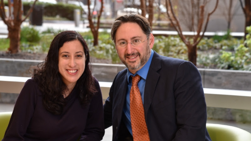 Nina Martínez es portadora de VIH y donó su riñón. En la fotografía posa con Dorry Segev, cirujano a cargo del procedimiento. Fotografía: Johns Hopkins Medicine