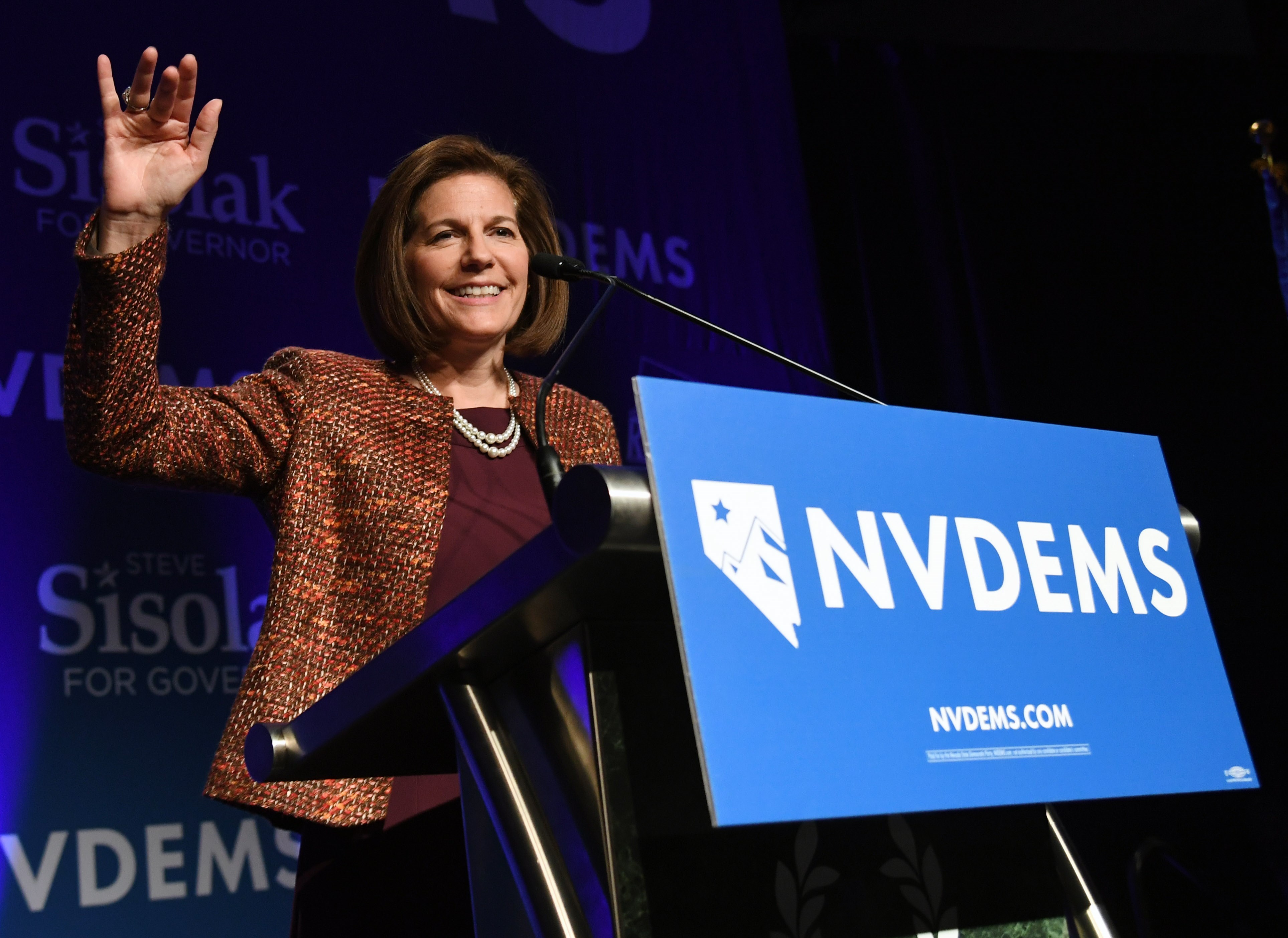 La senadora estadounidense Catherine Cortez Masto habla en la fiesta de observación de los resultados de las elecciones del Partido Demócrata de Nevada en Caesars Palace el 6 de noviembre de 2018 en Las Vegas, Nevada. AFP