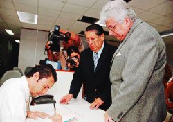 El ministro Fernando Berrocal (derecha) presentó la denuncia ayer en la Fiscalía josefina. | ADRIANA OVARES