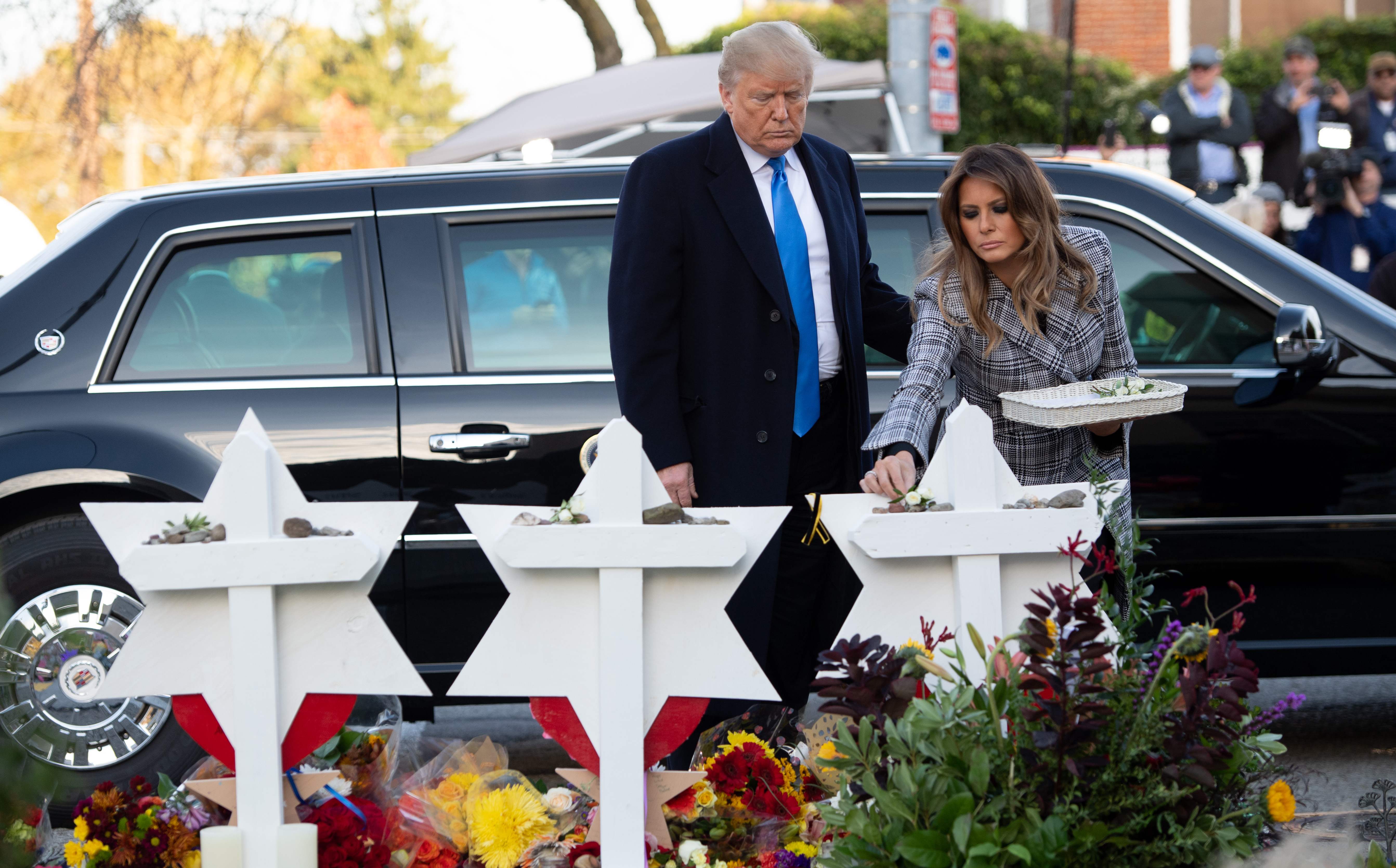 La primera dama Melania Trump coloca piedras en el memorial en honor a los fallecidos en el tiroteo en Pittsburgh, Pensilvania. Junto a ella, el presidente de Estados Unidos, Donald Trump. Foto: AFP
