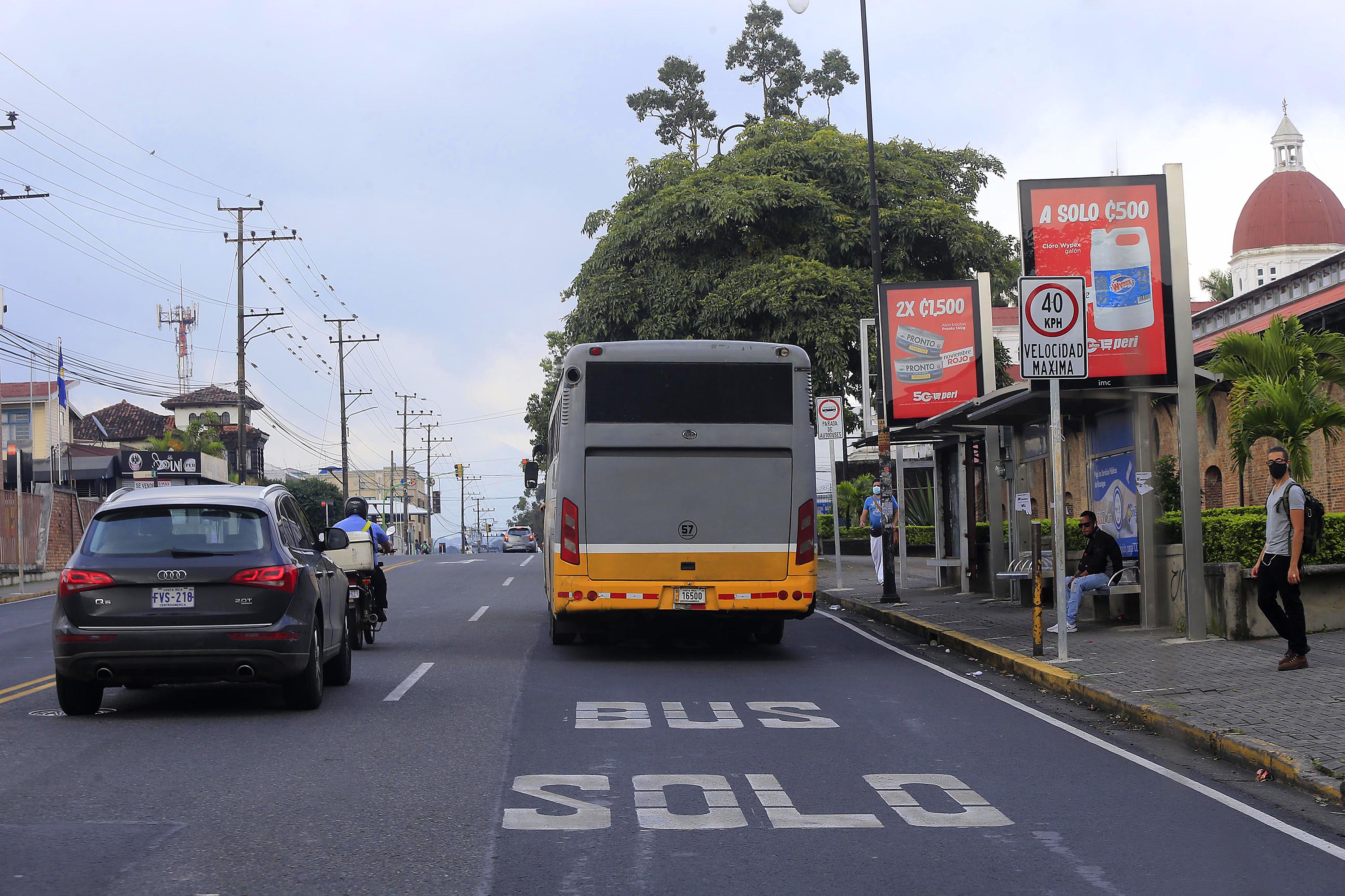 23/11/2020 Barrio Escalante, cerca dela iglesia Santa Teresita. Desde este lunes empezaron a funcionar tres nuevos carriles exclusivos para autobuses en la capital. Foto: Rafael Pacheco
