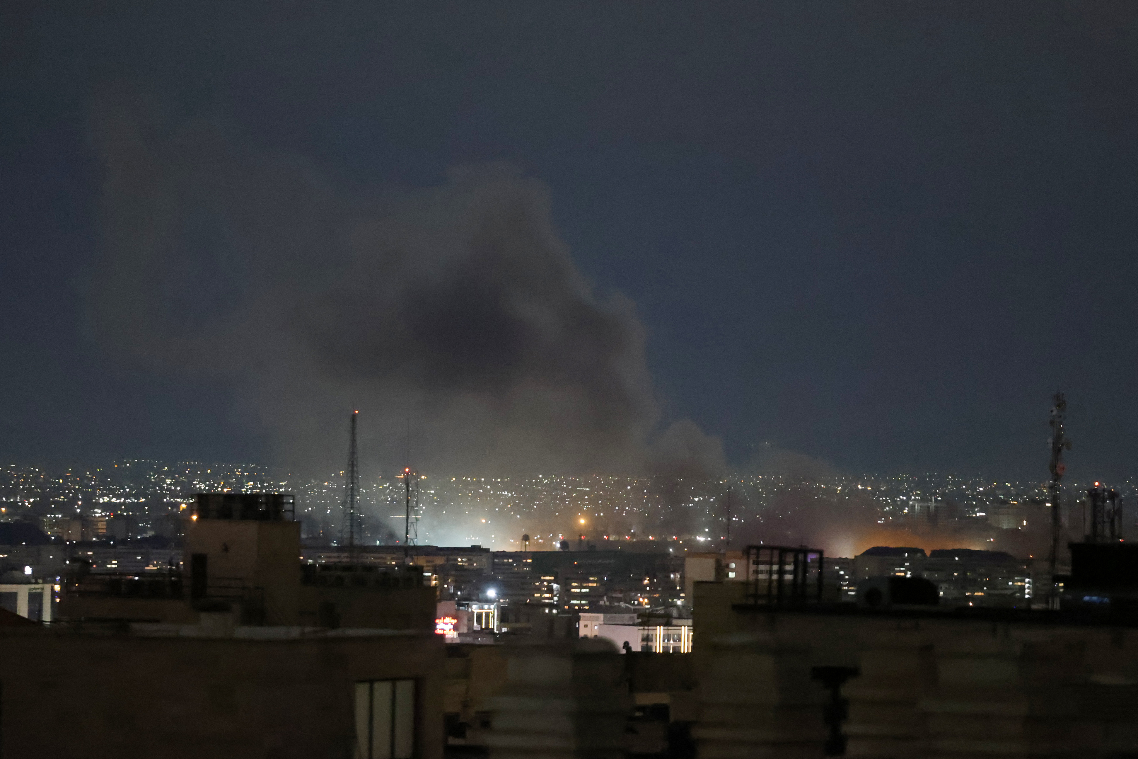 Una columna de humo desde el lugar de un ataque en Teherán en la madrugada del 28 de marzo. Israel y Estados Unidos lanzaron ataques contra Irán hace casi un mes el 28 de febrero.