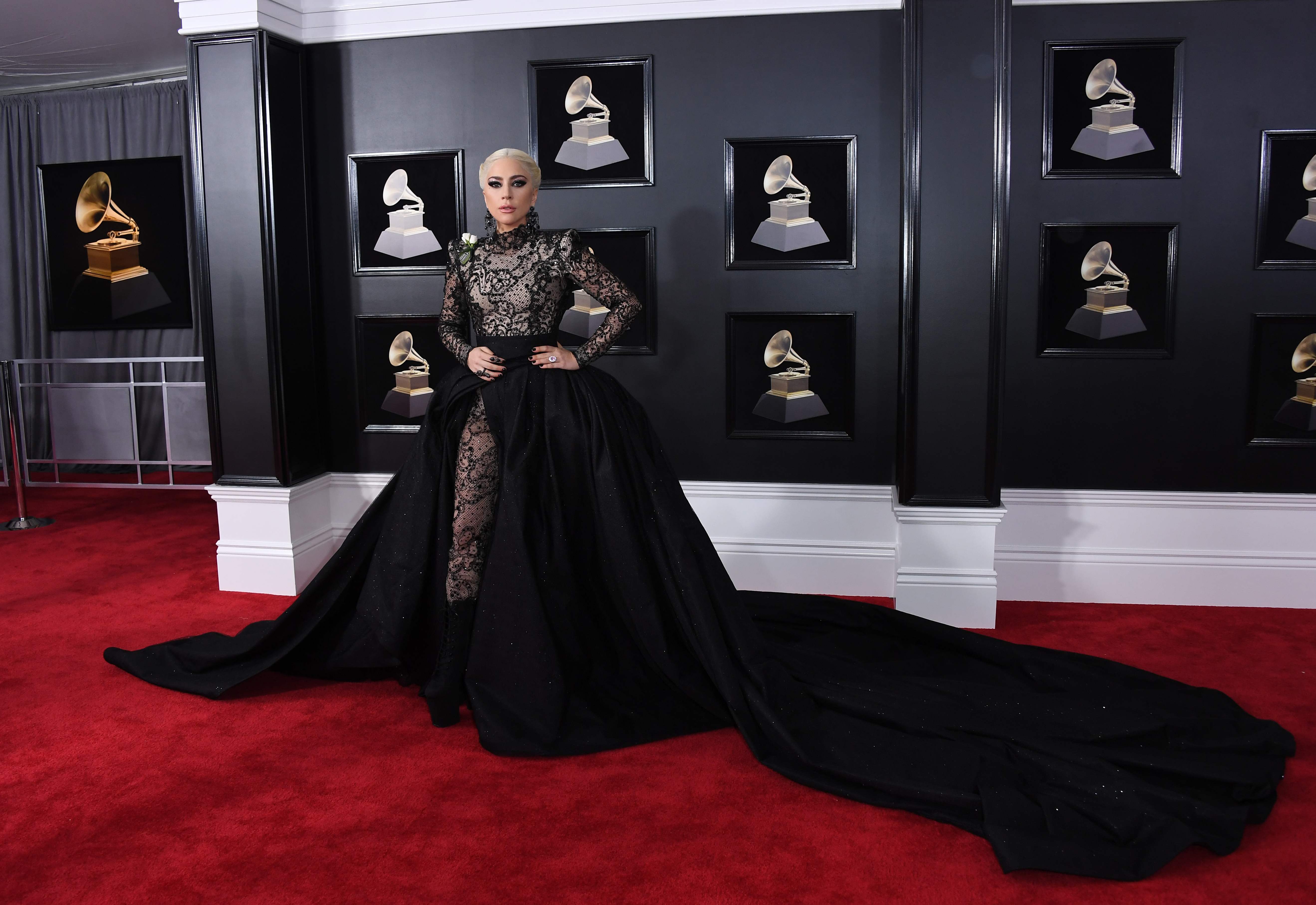 Lady Gaga desfila en la alfombra roja de la edición 60 de los premios Grammy en Nueva York. Foto: AFP / Angela Weiss.
