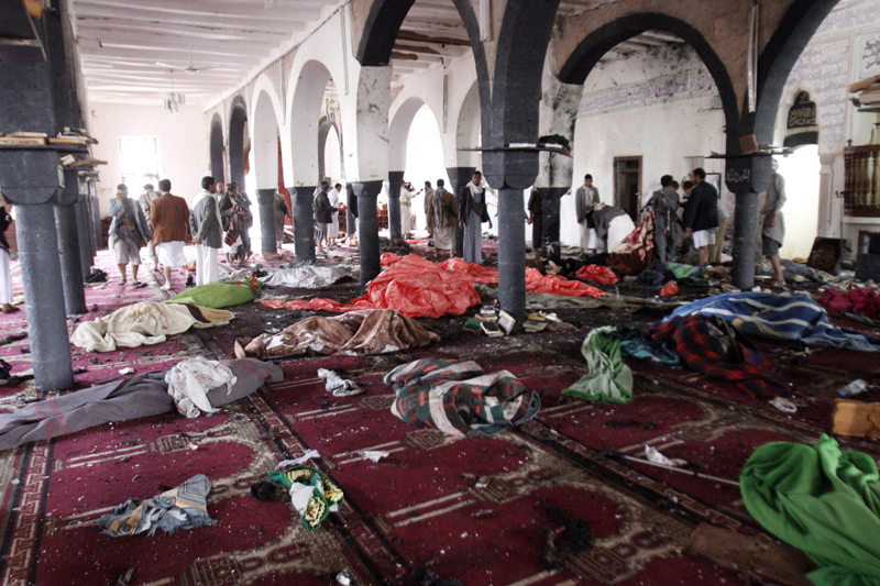 Cuerpos de víctimas del ataque suicida en una de dos mezquitas en Saná, capital de Yemen, fueron cubiertos con sábanas. El triple atentado dejó al menos 120 muertos. El Estado Islámico se atribuyó las acciones en lo que parece su expansión al norte de África. | AP