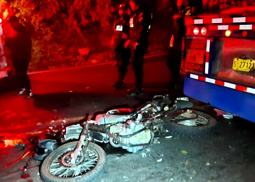 Las estadísticas de la Policía de Tránsito revelan que la mayoría de fallecidos en accidentes son motociclistas. En la foto un accidente en Zarcero que dejó a una pareja fallecida. Foto: Edgar Chinchilla.