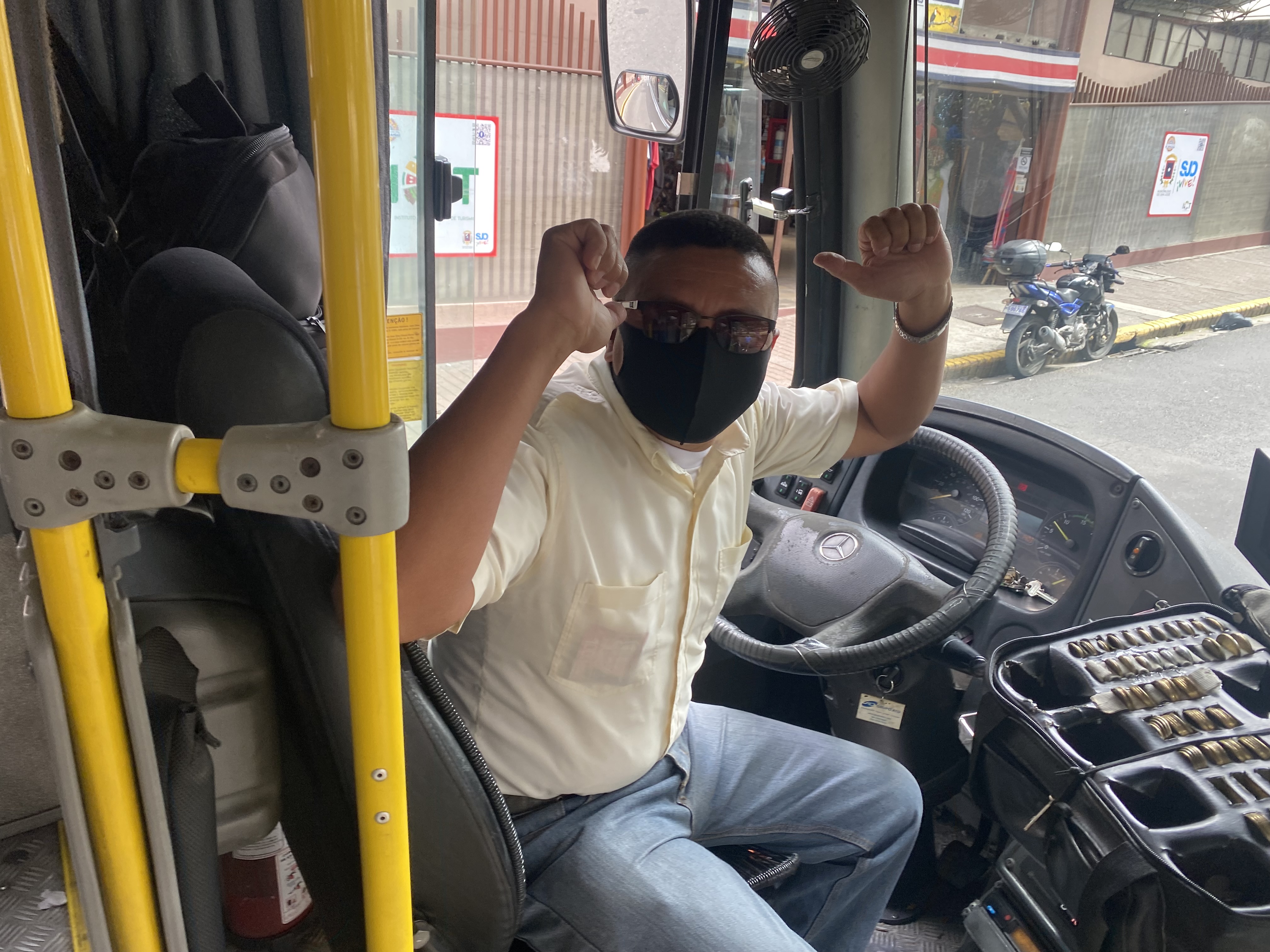 Con su bus frenado, Ricardo Berrios celebró que La Sele pasó a Qatar 2022. Foto: Fernanda Matarrita