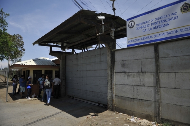 10/04/2012.Hora: 10:25 a.m.
El Ministerio de Justicia en conjunto con diferentes Intituciones Policiales de Seguridad del Estado estan preparando un plan en el Centro de detencion La reforma ubicado en San Rafael de Alajuela para evitar una fuga que se estaba planeando en este centro penal. Como parte de las medidas se tendieron cables en zonas de facil acceso a helicopteros y se realizo un censo con los vecinos del lugar.
En la foto.
CARLOS GONZALEZ/GRUPO NACION.