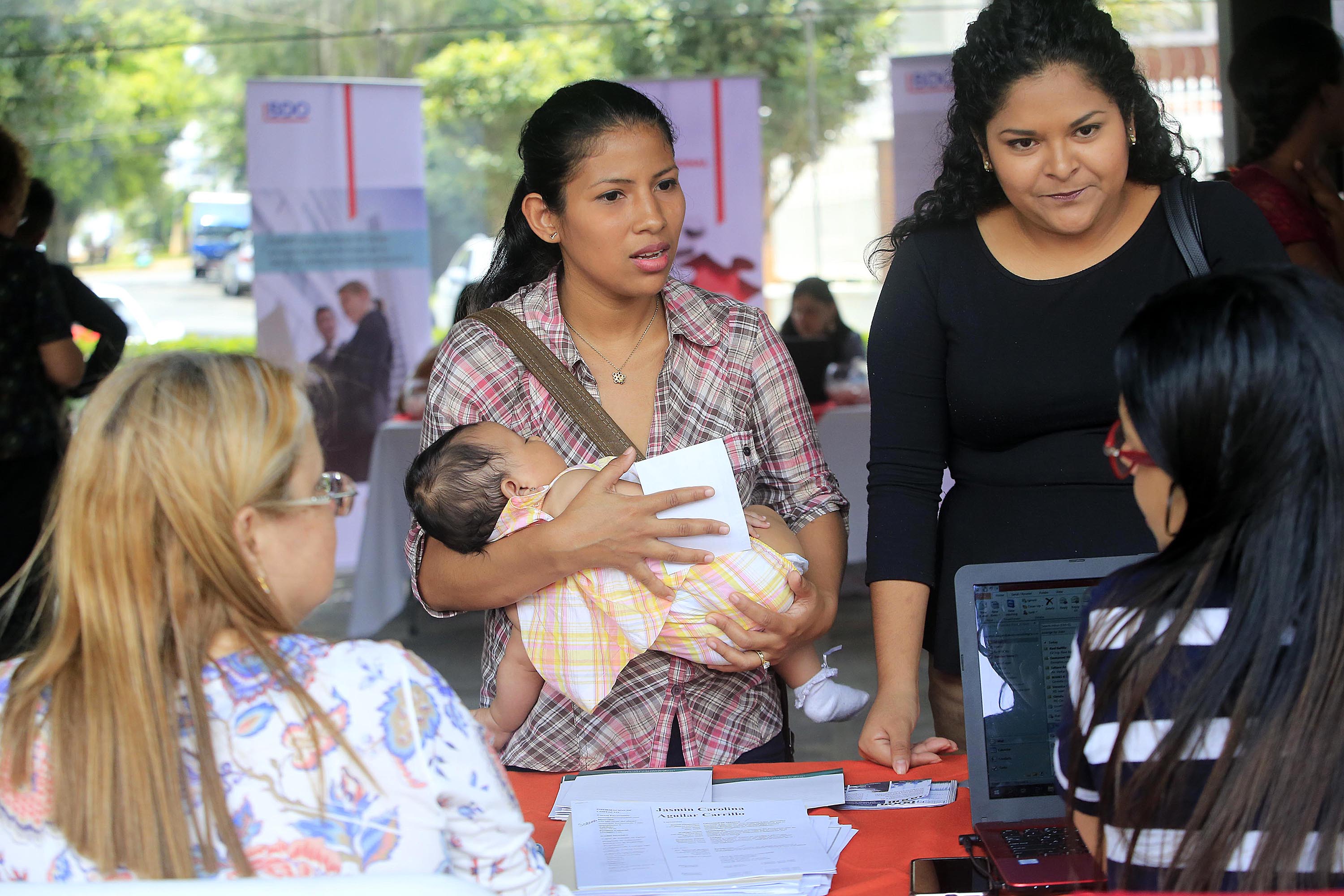 10/08/2018 Casa del Cuño, Antigua Aduana. Este viernes se realizó la tercera edición de Empléate-Vivir la Integración, feria de empleo para persona refugiadas. Silvia Guerrero junto a su bebé, Adriana, y Mónica Flores, salvadoreñas con dos años de vivir en el país. Foto: Rafael Pacheco
