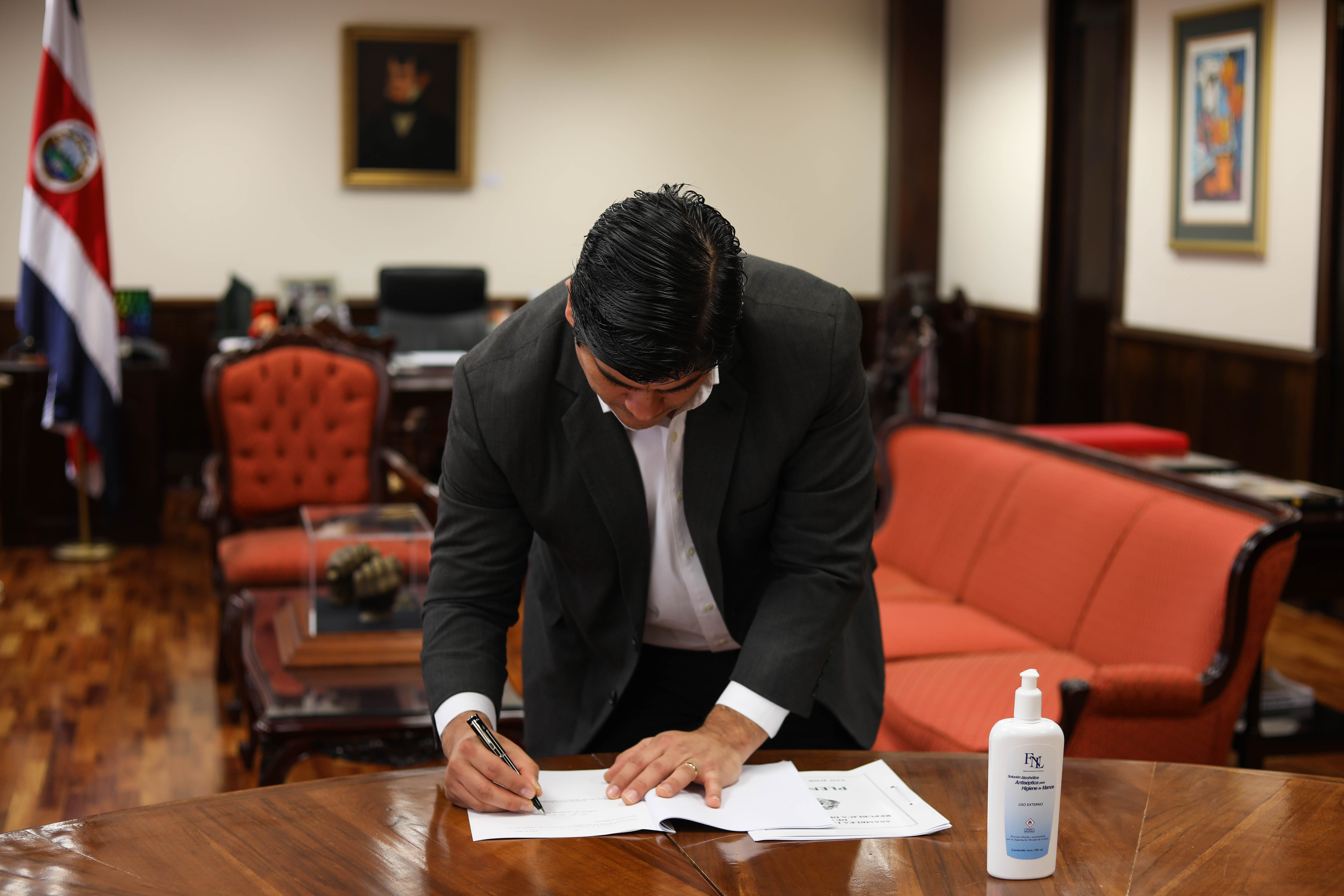 21/03/2020. Esta tarde el presidente de la República, Carlos Alvarado, firmó la ley de datáfonos y de flexibilidad de jornadas laborales. Foto: Presidencia
