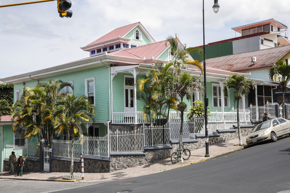 1 k La casa se encargó por catálogo y fue construida en 1910, fue una de las primeras edificaciones que se instalaron en barrio Amón, considerada una de las zonas de élite en la época. 2 k Las escaleras internas fueron removidas durante la época en que el inmueble se dividió en tres viviendas de alquiler con ingresos independientes. 3 k Los salones amplios que privilegian el espacio para eventos sociales son característicos de las edificaciones de tipo victoriano. 4 k Este estilo, vigente durante inicios del siglo pasado, también incluía detalles decorativos en techos y puertas. | FOTOS DE ADRIÁN SOTO.
