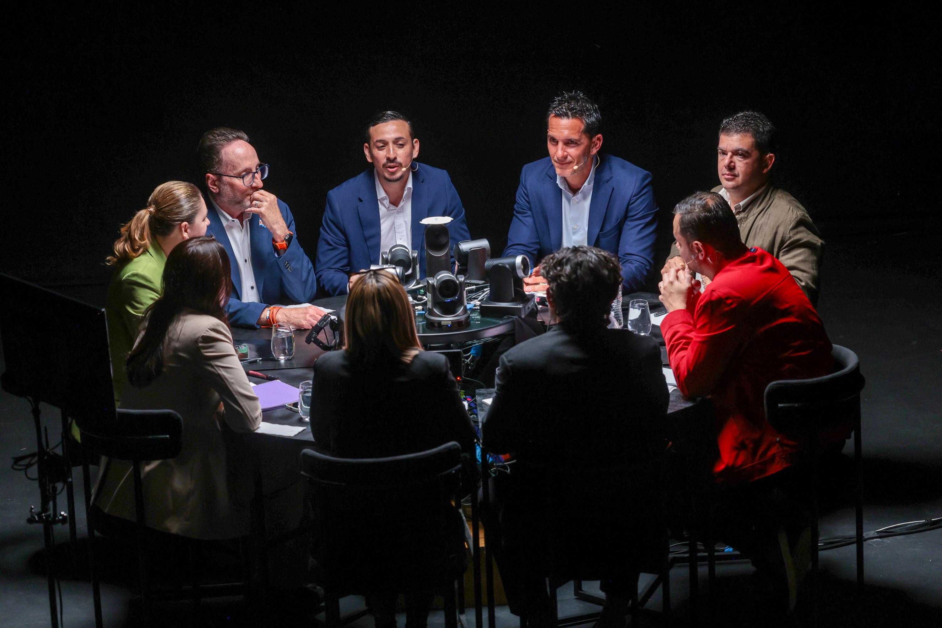 Claudia Dobles (CAC), Eli Feinzaig (PLP), Ariel Robles (FA), Jose Aguilar (Avanza), Álvaro Ramos (PLN) y Juan Carlos Hidalgo (PUSC) participan en el debate de No Pasa Nada este miércoles 28 de enero.