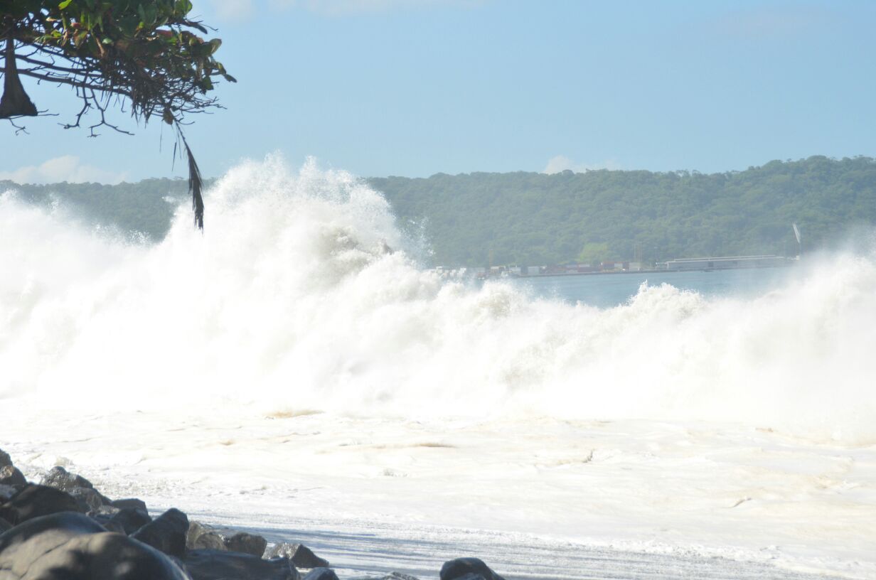 14.08.2017 Caldera, Puntarenas, fuerte oleaje. Foto: Andrés Garita
