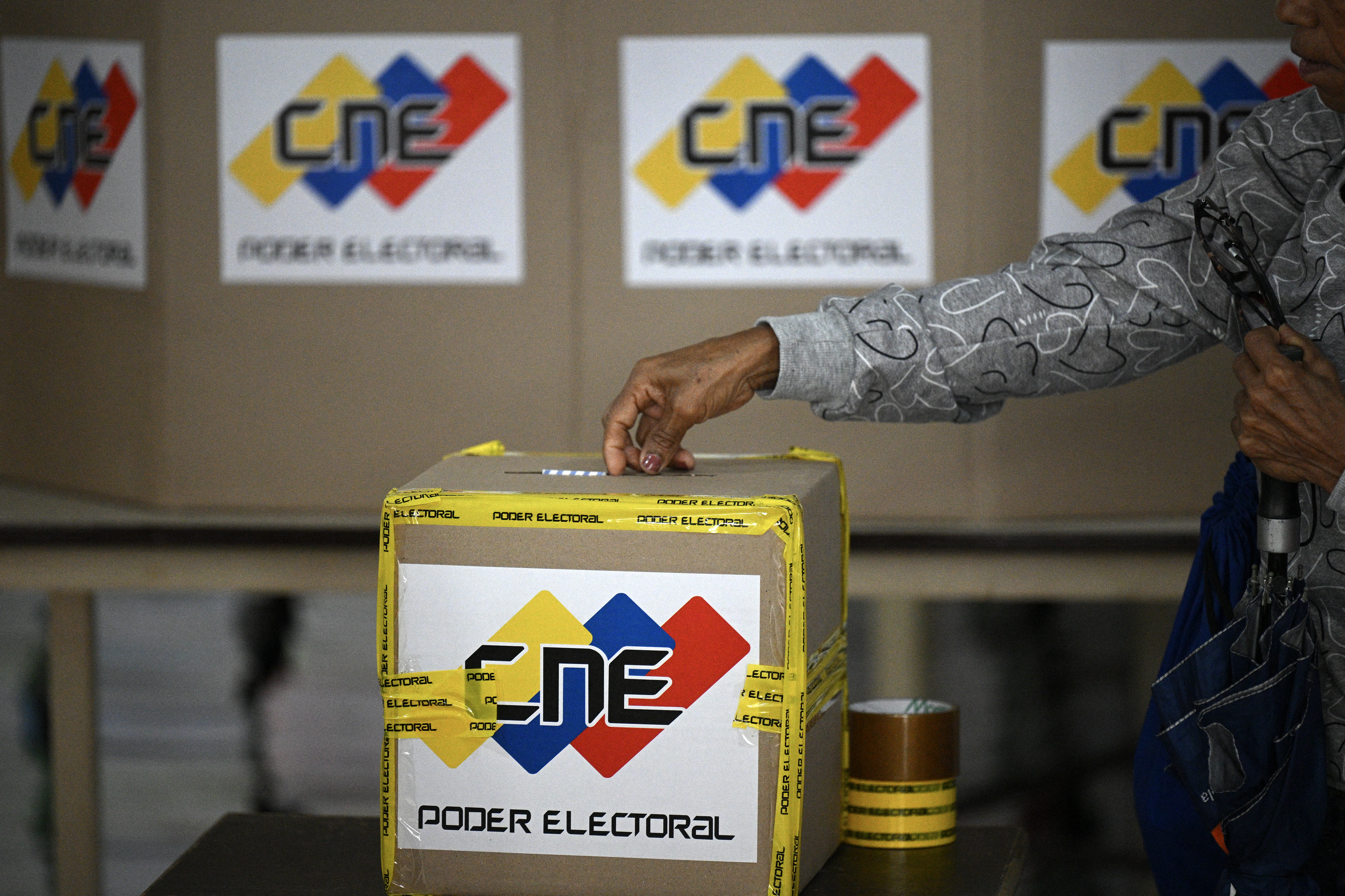 Una mujer emite su voto durante las elecciones presidenciales en Caracas.