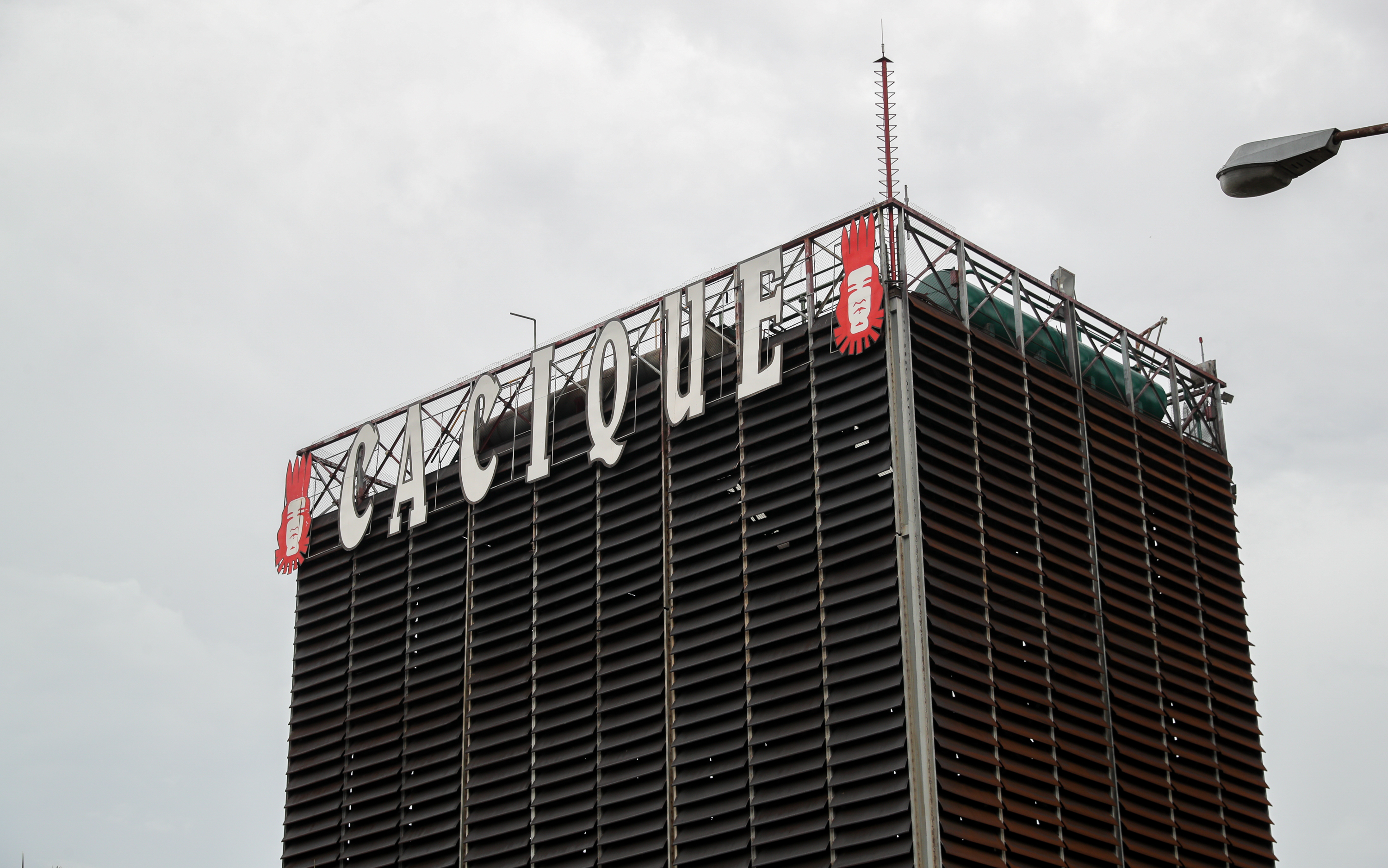 10/8/2018. Grecia. Recorrido por la fabrica nacional de licores FANAL del Consejo Nacional de Produccion de Costa Rica. Torre donde se destila el alcohol. Foto Jeffrey Zamora
