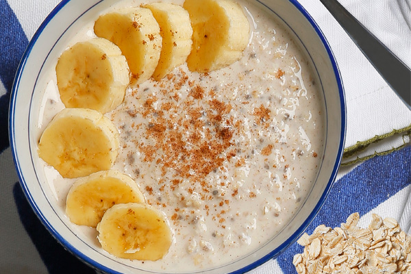 Avena trasnochada con banano y canela | La Nación