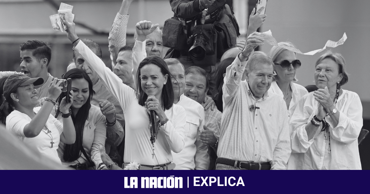 Corina Machado y Edmundo González muestran las actas físicas durante la movilización de este martes. AFP