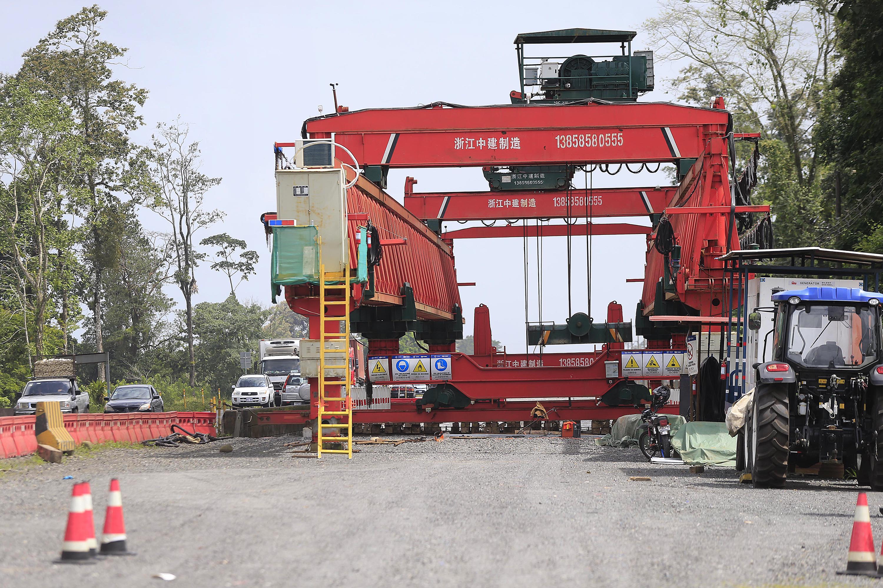 05/02/2020 Ruta 32. Avances en los trabajos de ampliación de la carretera. Con el apoyo de máquina lanza vigas se avanza en la construcción del puente sobre el río Molinos, en Jiménez de Pococí. Foto: Rafael Pacheco
