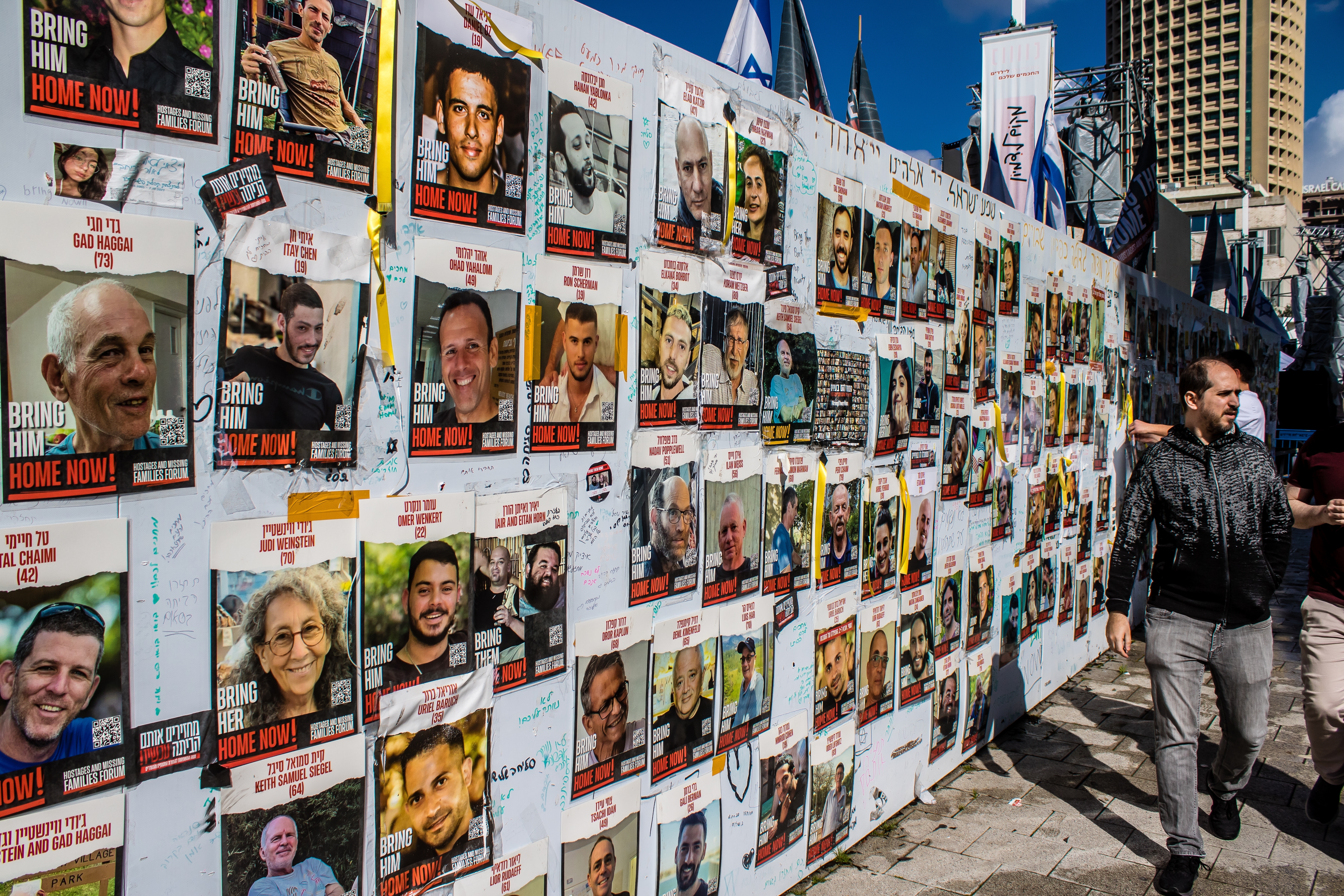 6 de febrero de 2024. Rótulos con los rostros de los rehenes secuestrados por Hamás durante el ataque terrorista del 7 de octubre de 2023 se exhiben en las calles de Tel Aviv, Israel.