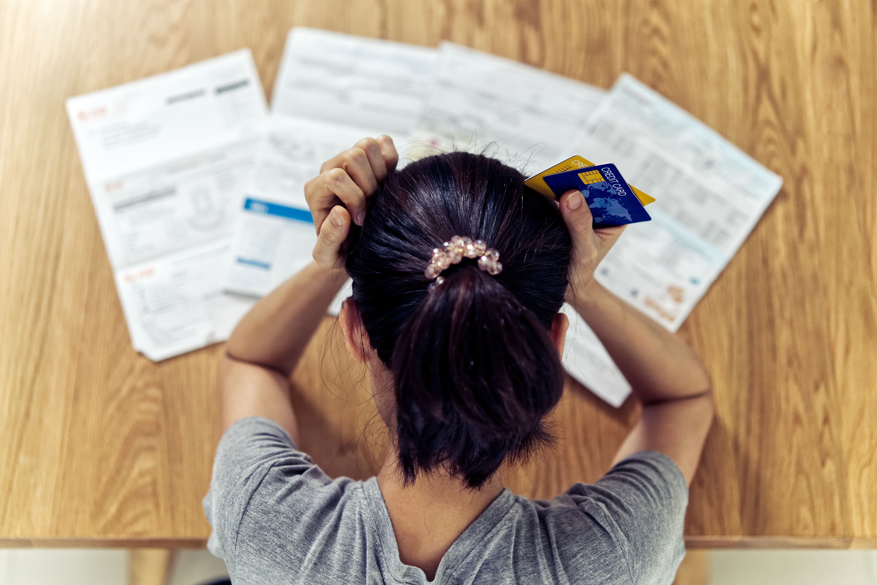 Las deudas no se extinguen automáticamente, por lo que el consumidor deberá solicitar la prescripción ante un juez, considerando el plazo correspondiente según el tipo de deuda, y si durante ese período se produjo algún hecho que interrumpiera dicho periodo