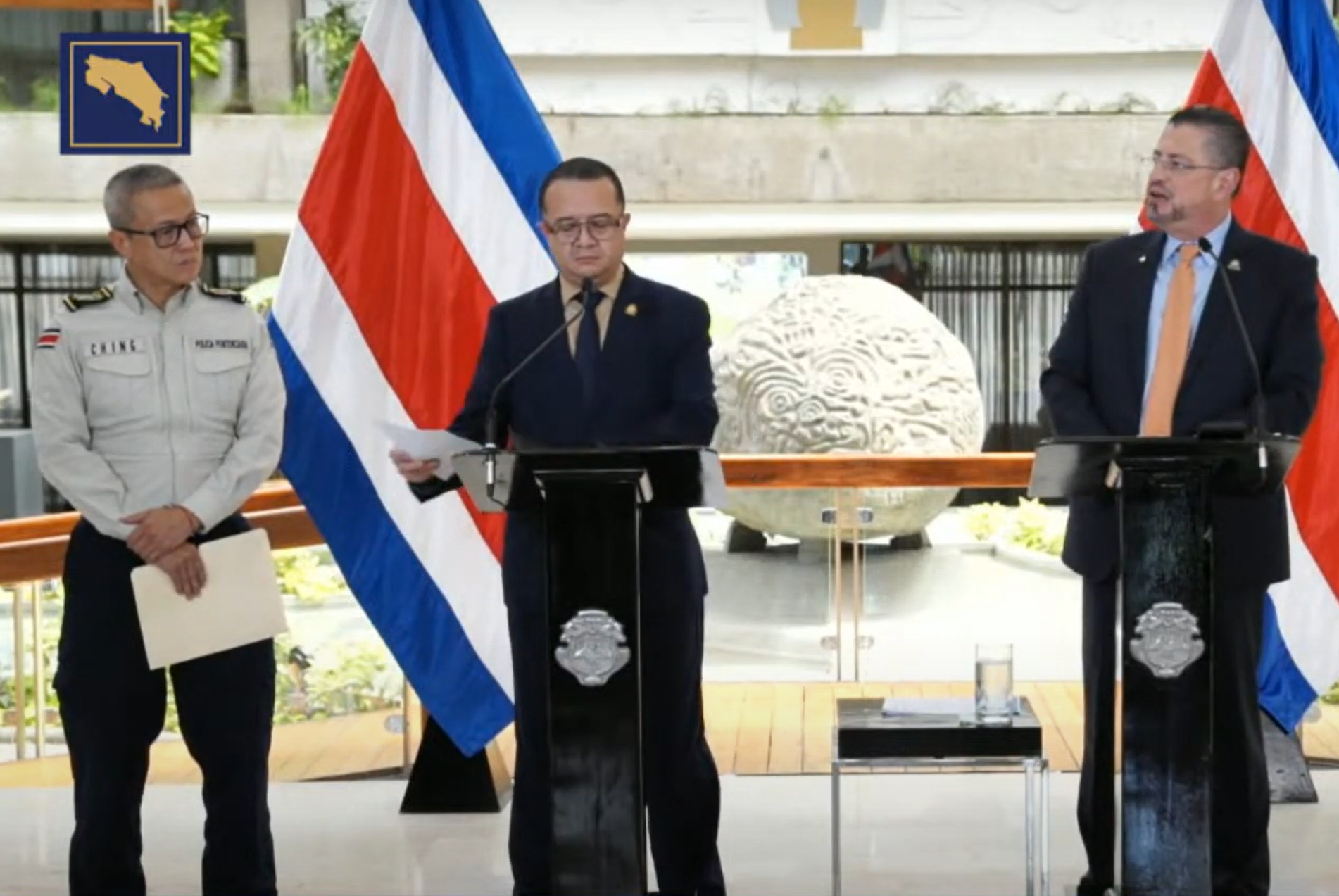 Niels Ching, director de Policía Penitenciaria, Gerald Campos, ministro de Justicia, Rodrigo Chaves, presidente de la República, conferencia de prensa 17 julio donde los dos últimos defendieron cárceles en carpa.