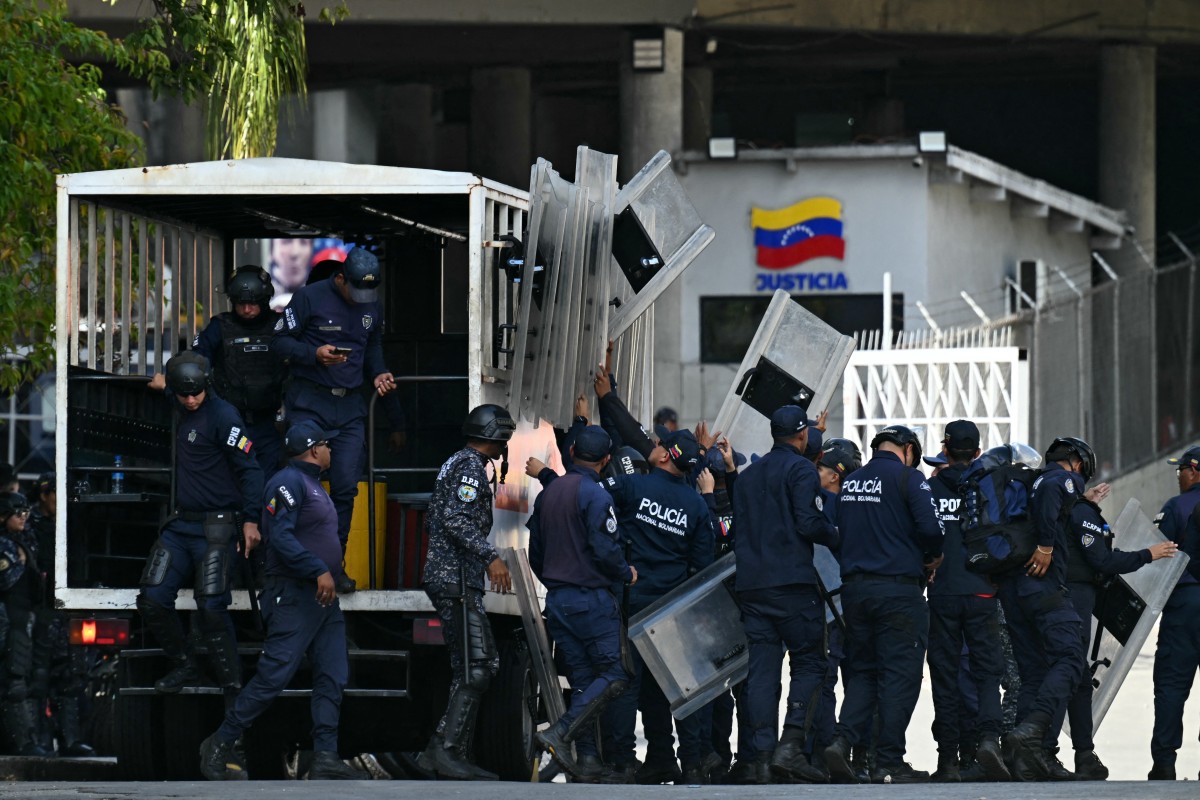 Fuerzas de seguridad llegan a El Helicoide —una instalación y prisión propiedad del gobierno venezolano y utilizada para presos comunes y políticos del Servicio Bolivariano de Inteligencia Nacional (SEBIN)— en Caracas.