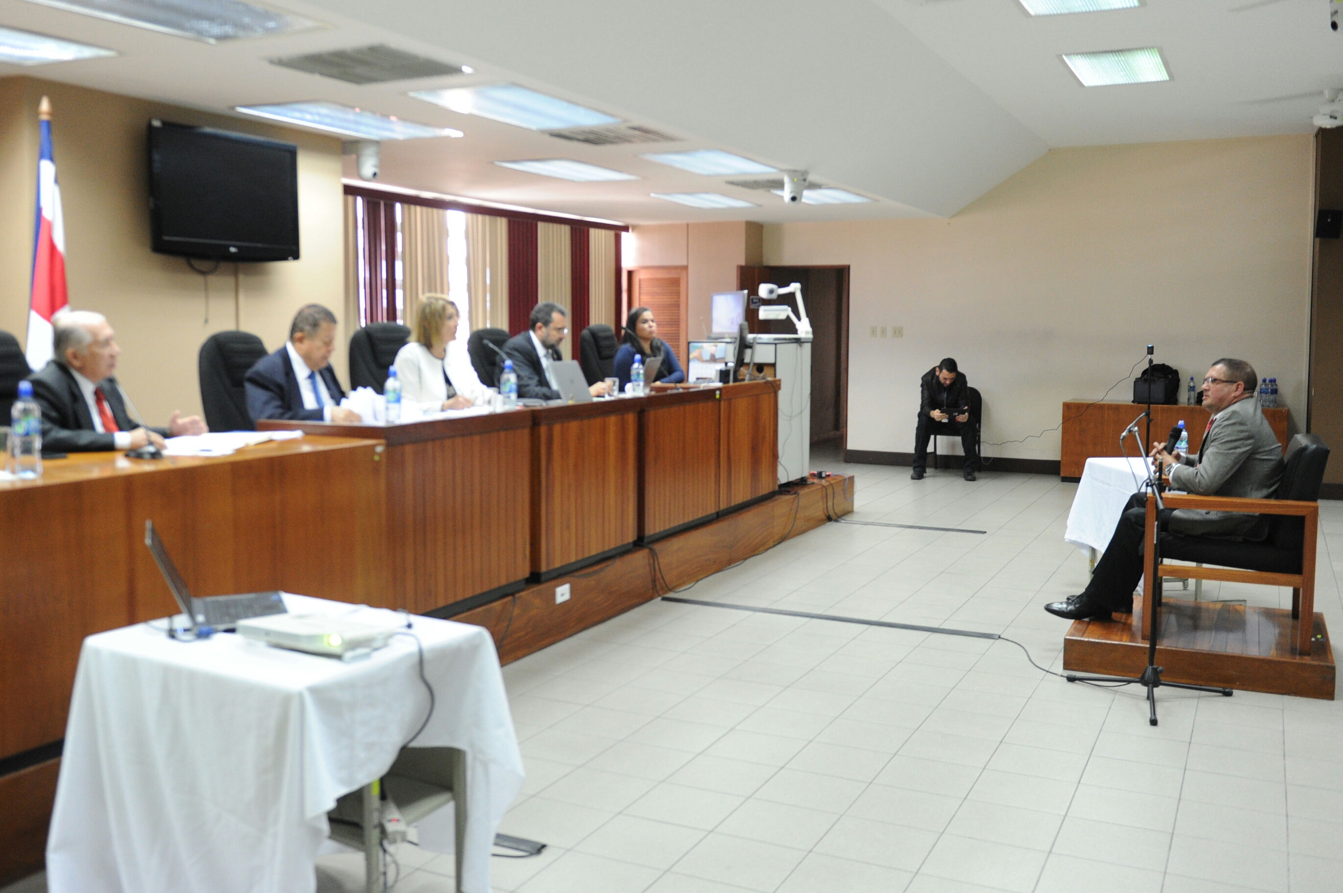 02/03/2018. Tribunales de Goicoechea. La Comisión de Nombramientos de Elección de Corte, magistrados: Luis Guillermo Rivas, Jesus Ramírez, Carmen María Escoto Fernández y Paul Rueda, entrevistaron a los aspirantes a Fiscal General de la República. Fueron citados Manuel Gerardo Fallas Calderón, Guillermo Antonio Hernández Ramírez, Alberto Ramón Montero Loaiza, Emilia Navas Aparicio (la entrevista se reprogramó por la muerte del padre) y Ronald Eduardo Segura Mena. En la foto Alberto Ramón Montero Loaiza. Fotos Melissa Fernández