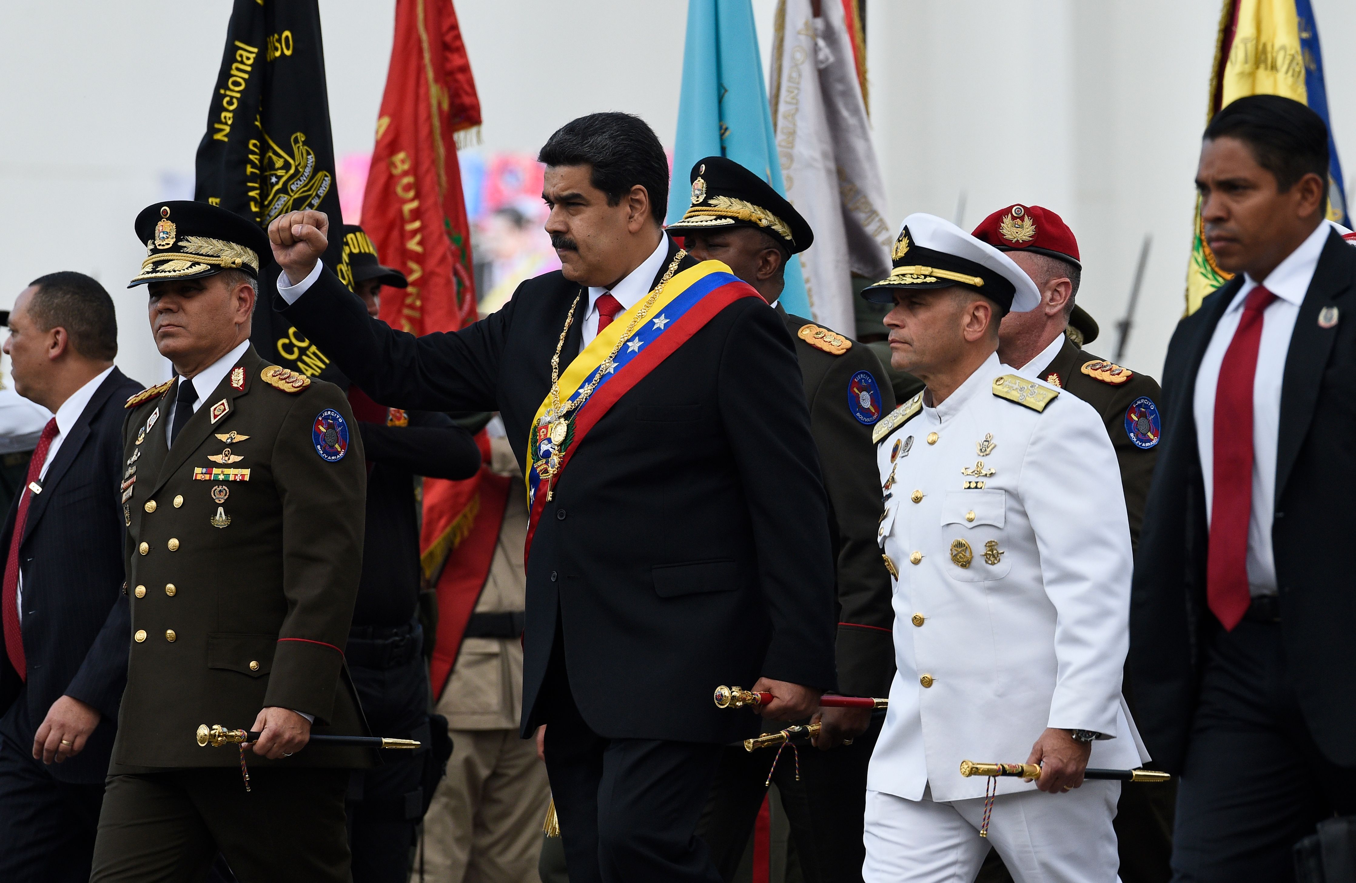 El presidente de Venezuela, Nicolás Maduro, junto a miembros de las Fuerzas Armadas Nacionales Bolivarianas (FANB), en Caracas, el 10 de enero del 2019. Foto: AFP