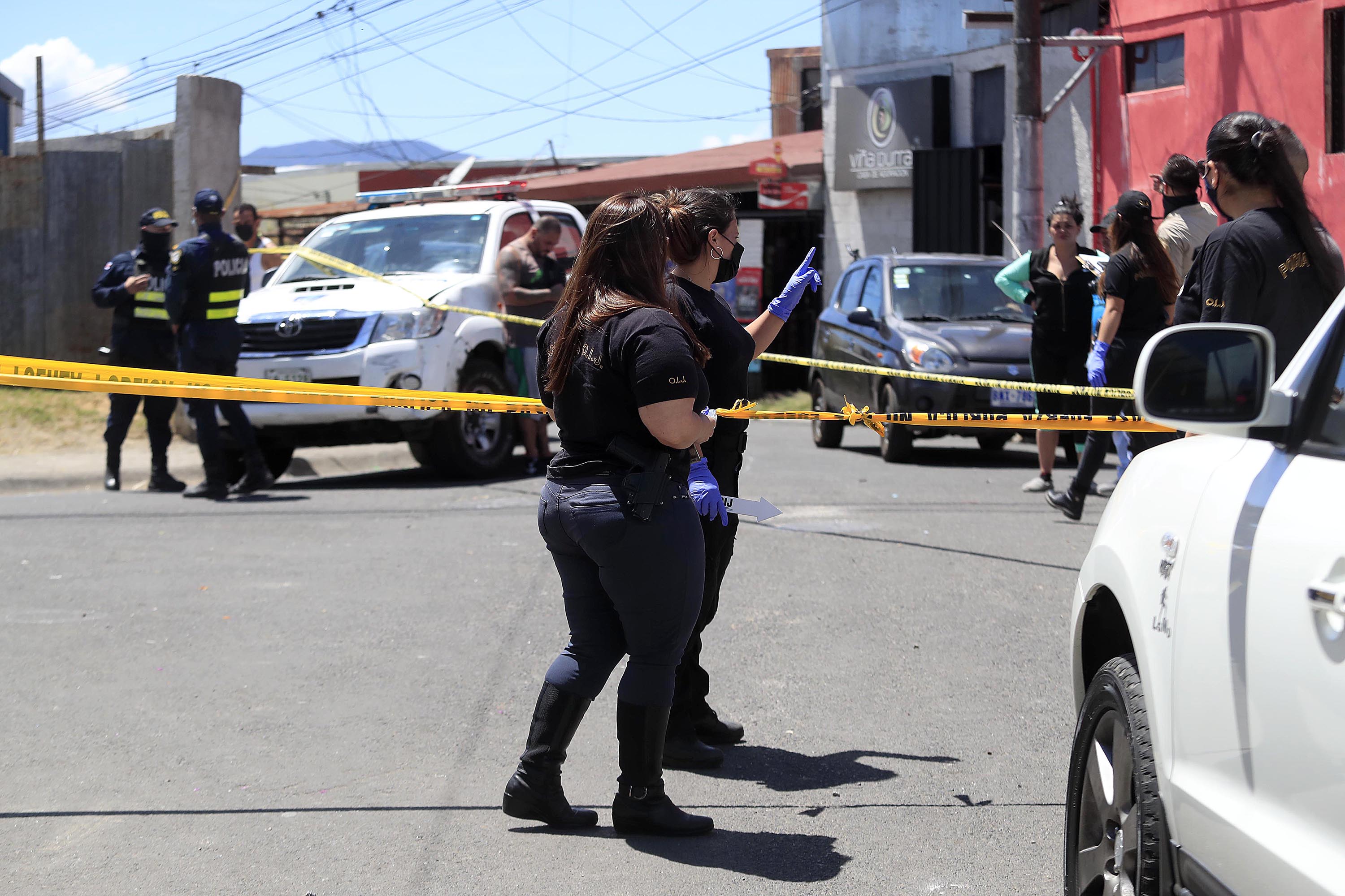 Purral de Goicoechea. Un hombre murió acribillado, frente al templo cristiano La Viña, rumbo a Loremar. Oficiales de Fuerza Pública custodiaban el lugar mientras Agentes del OIJ recogían indicios, cerca del mediodía.