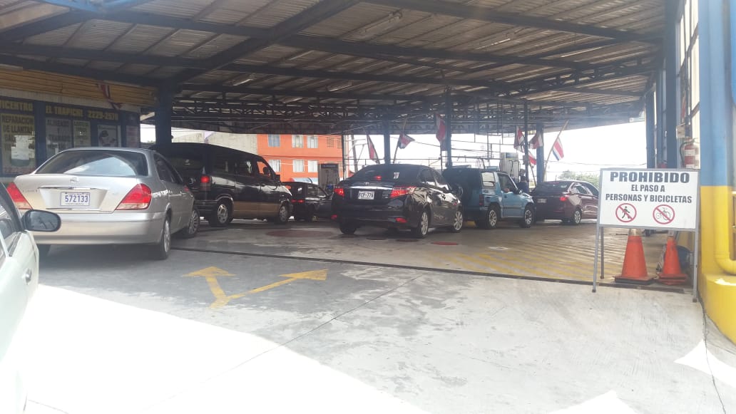 En la gasolinera El Trapiche, en Coronado, todavía hay combustible pero hay largas filas. Foto: Patricia Leitón