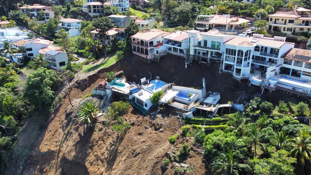 Viviendas caen al abismo en Residencial Altos de Leonamar, en Punta Leona |  La Nación