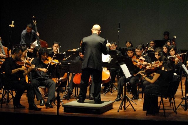 04/03/12 TEatro Eugene O ' Neill Centro cultural costarricense Norteamericano Barrio Escalante concierto con la Orquesta Sinfonica Municipal de Heredia dirigida por Eddie Mora
