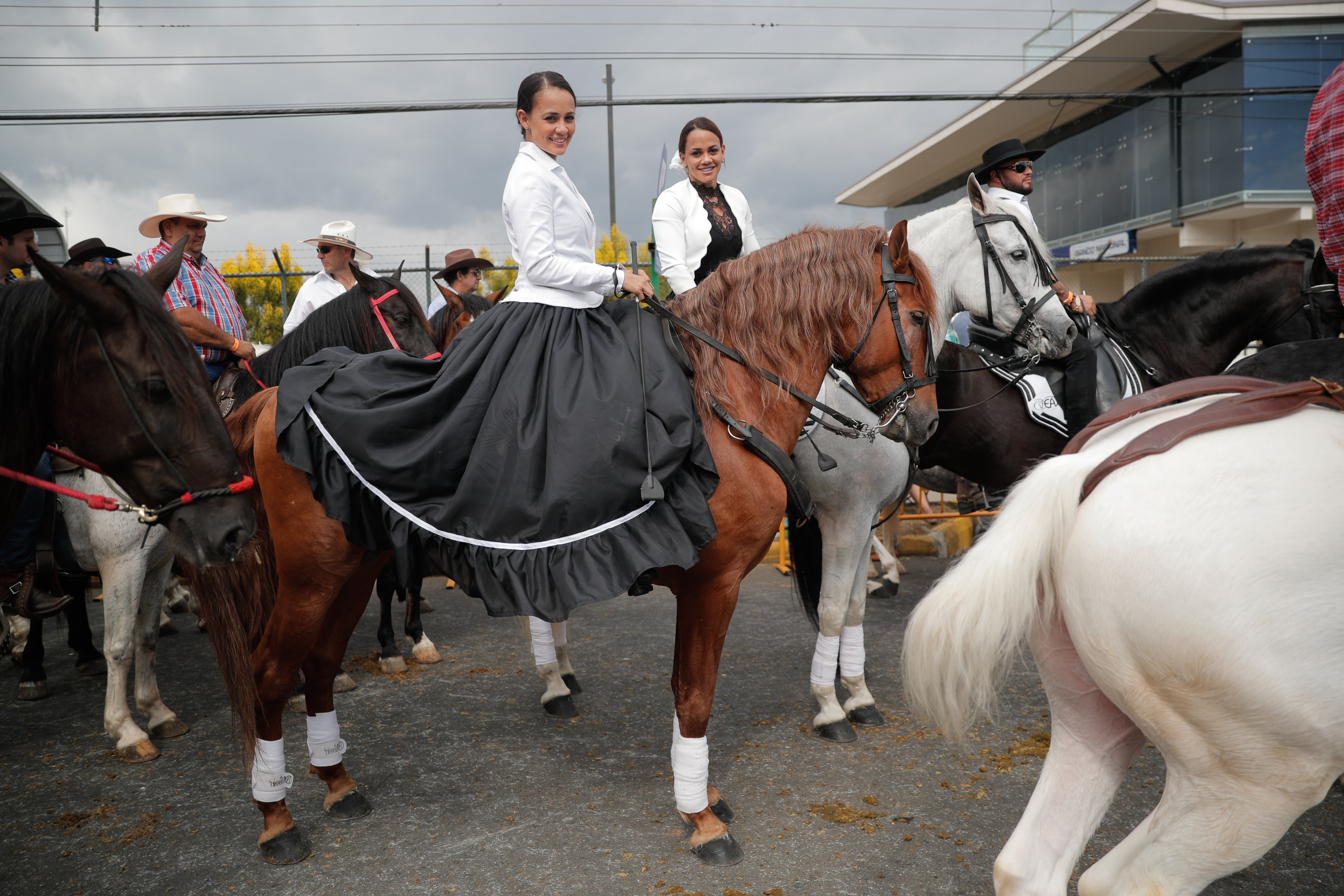 10/01/2019. Alajuela, Palmares. Tope de las fiestas de Palmares 2019. En la foto aparece Angie Campos (primer plano) y Diana Campos (atras). Foto Jeffrey Zamora