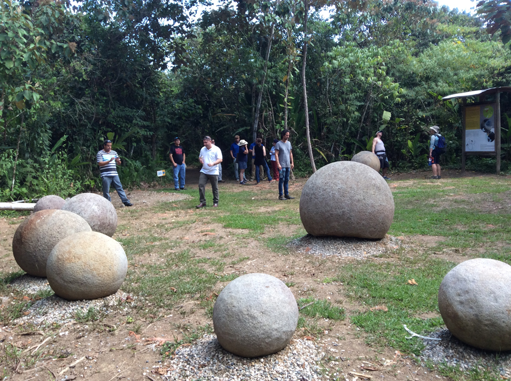 1 k La semana antepasada, el Museo Nacional movió unas esferas que estaban en el sector conocido como Finca 4 hacia Finca 6, con el argumento de que les dará mantenimiento. Vecinos de la zona reportaron lo sucedido y esto propició que el sector ambientalista relacionara el movimiento de las piedras con la llegada de la piñera, versión que fue desmentida por el Museo. 1 k Algunas de estas esferas son de roca caliza. 1 k El terreno donde sembrará la piñera se llama Finca Palmar Sur. | MUSEO NACIONAL Y ALFONSO QUESADA PARA LN