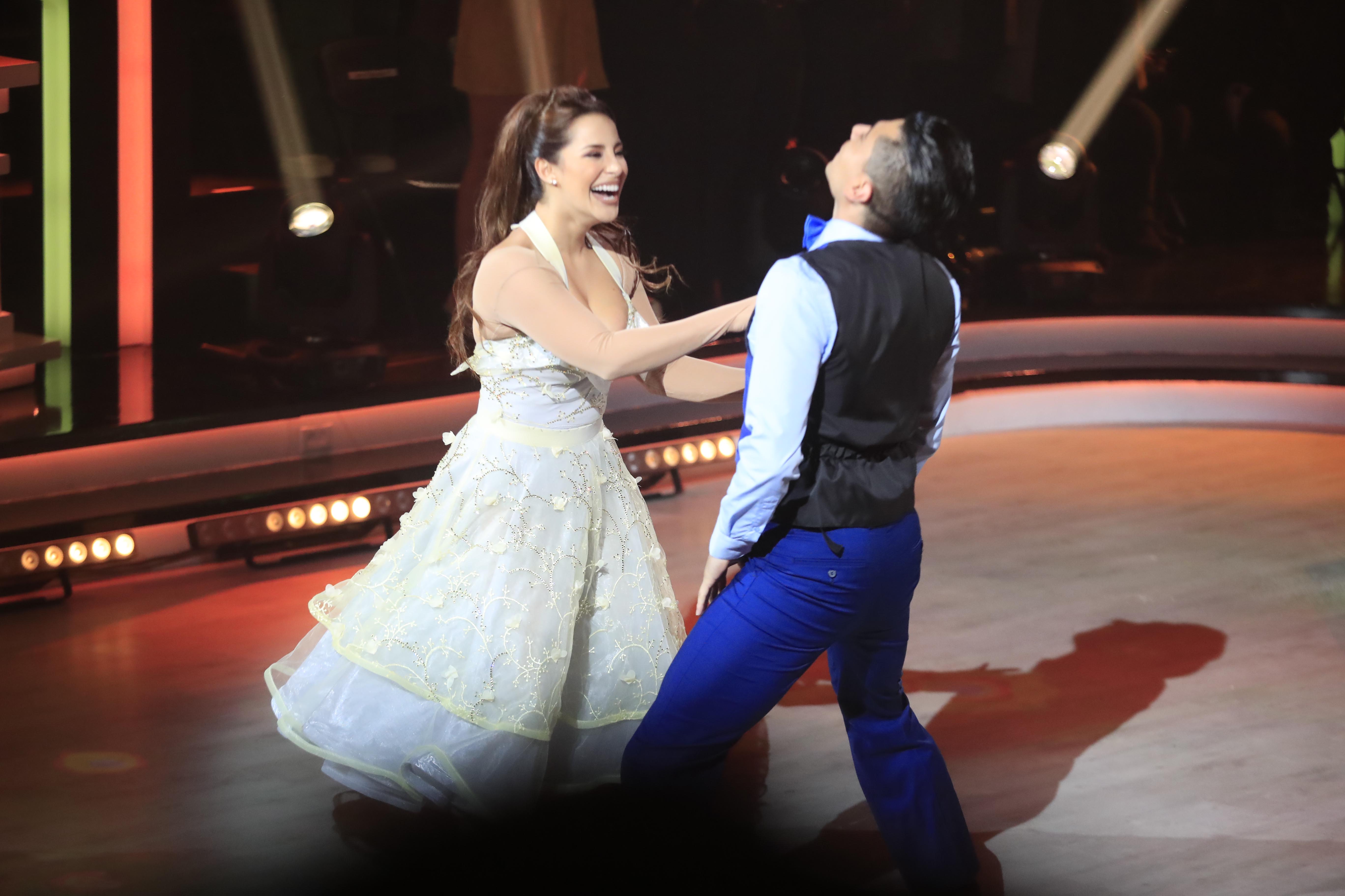 26/06/2022 Estudio Marco Picado, La Sabana. Regresó Dancing with the Stars (DWTS), de Teletica, La sétima temporada del concurso de ballroom se estrenó este domingo. El jurado lo conforman Silvia Baltodano, David Mártínez y Álex Costa. Las parejas, por su parte, están conformadas por Joaquín Yglesias y Lucía Jiménez; Víctor ‘Mambo’ Núñez y Yessenia Reyes; Kimberly Loaiza y Erick Vázquez; Bryan Ganoza y Jahzeel Acevedo; Gabriela Jiménez y Kevin Vera; José Miguel ‘JM’ Cruz y Angélica Gamboa; Mauricio Hoffmann y Alhanna Morales; Melissa Diakova y Andrés Fernández; Nicole Aldana y Javier Acuña; Lorna Cepeda y Michael Rubí. Entre tanto, la conducción estuvo a cargo de Shirley Álvarez, Randall Vargas, María González y Natalia Rodríguez.