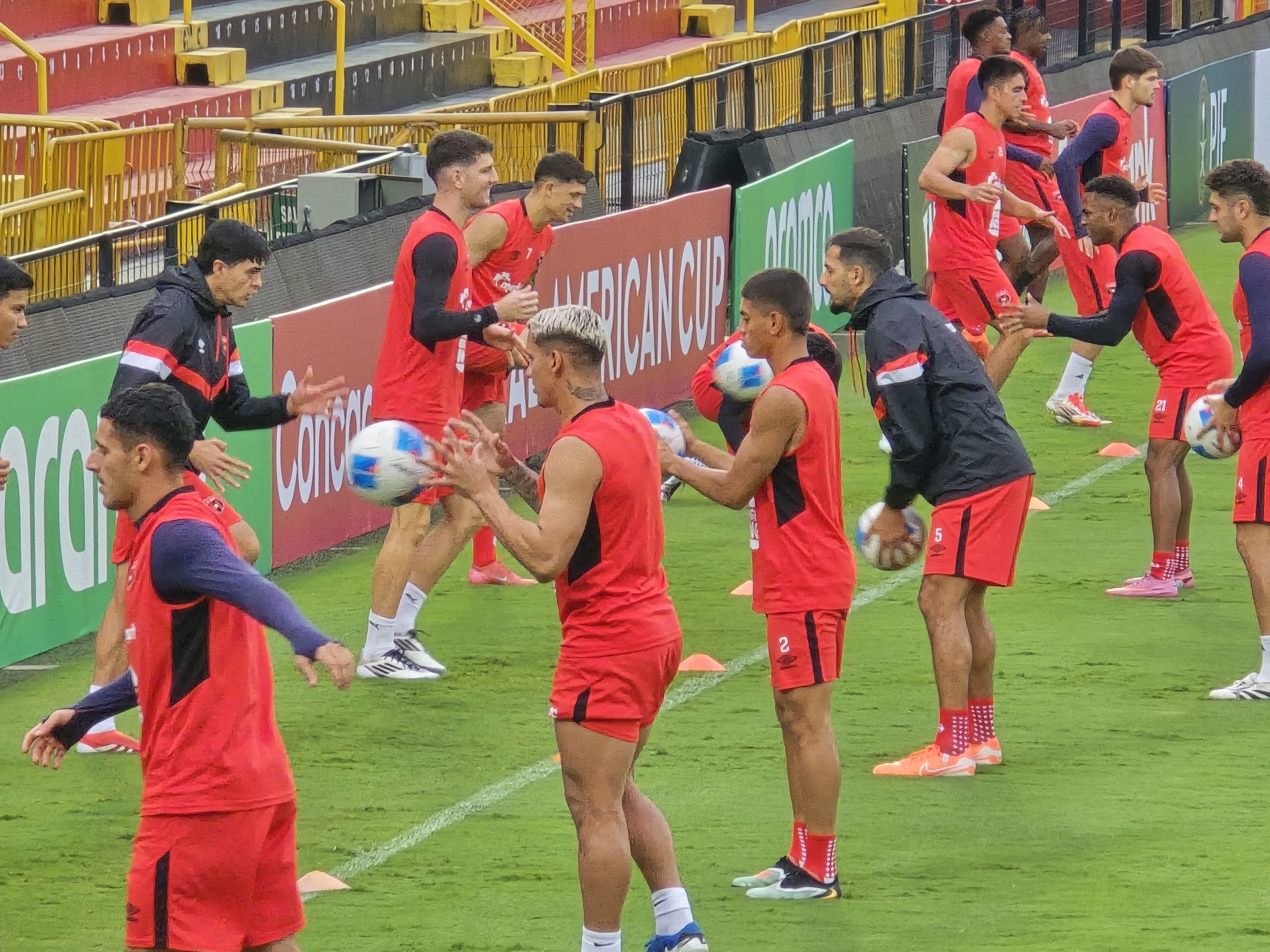 Jugadores como Diego Campos y Kenyel Michel fueron parte de la práctica de Liga Deportiva Alajuelense previo al partido de este miércoles contra Antigua.