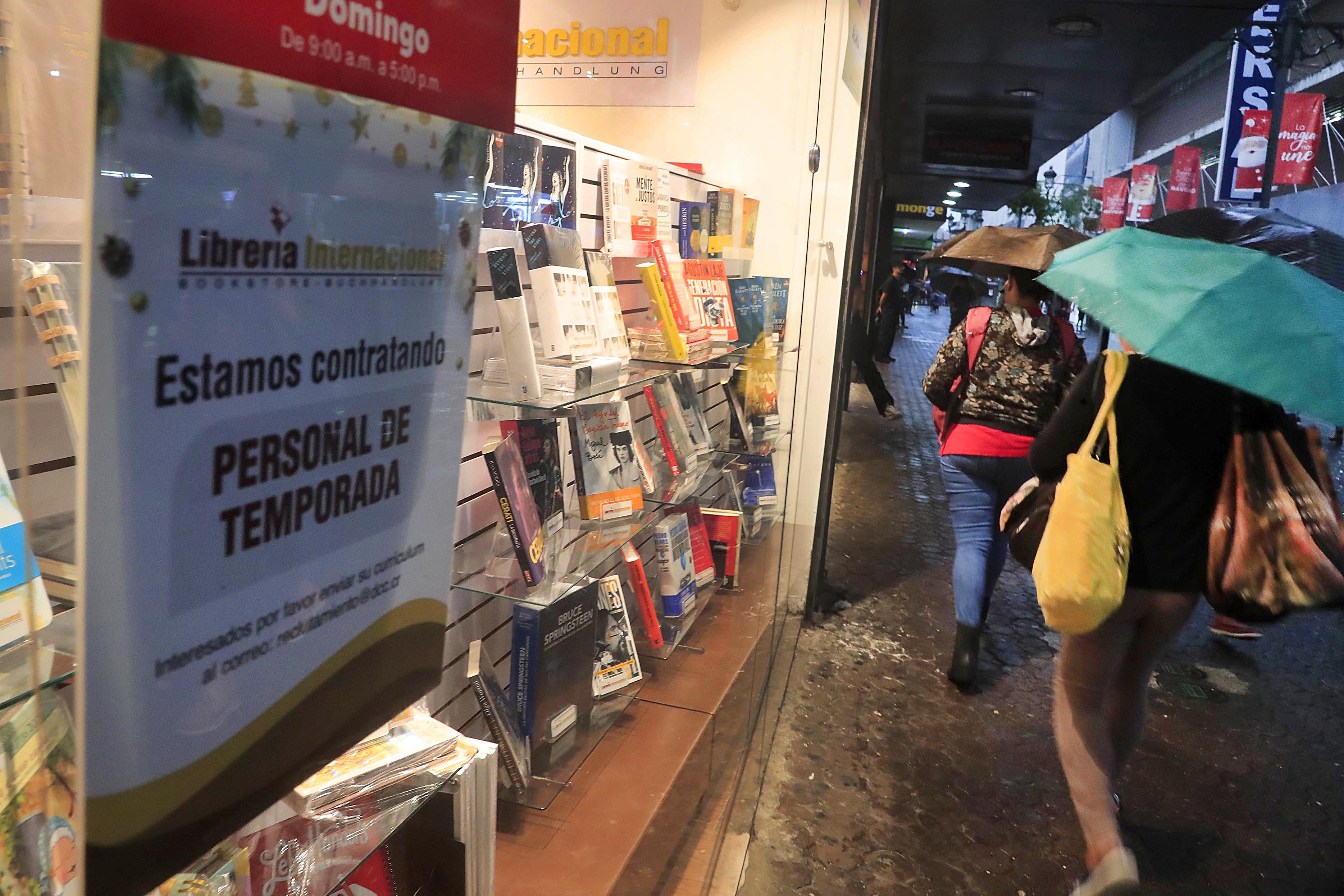 26/10/2023 San José. Recorrido por el avenida central y calles josefinas para ver ambiente de la época navideña, comercio y ofertas de trabajo o empleos de temporada. Muchas tiendas ya ofrecen diversos artículos navideños, ropa, regalos y juguetes, y también se aprecia la presencia de consumidores que quieren adelantarse y no dejar las compras de Navidad para última hora.