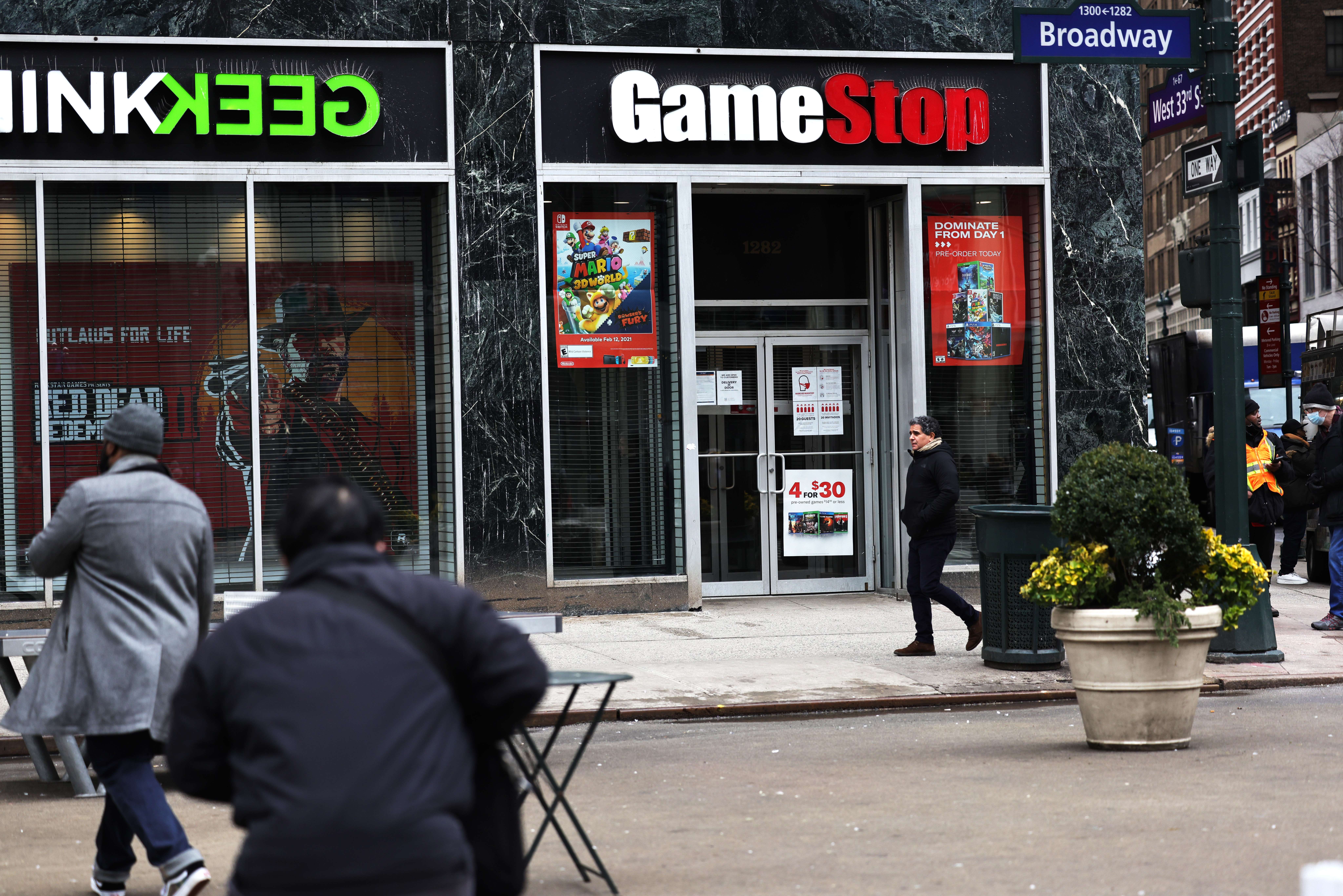 GameStop tiene su origen en la década de 1980 cuando comenzó a vender videojuegos de Atari 2600 y Nintendo. El comercio en línea y, recientemente, la pandemia golpearon a la compañía que llegó a tener 5.000 tiendas en 10 países. Foto: AFP.