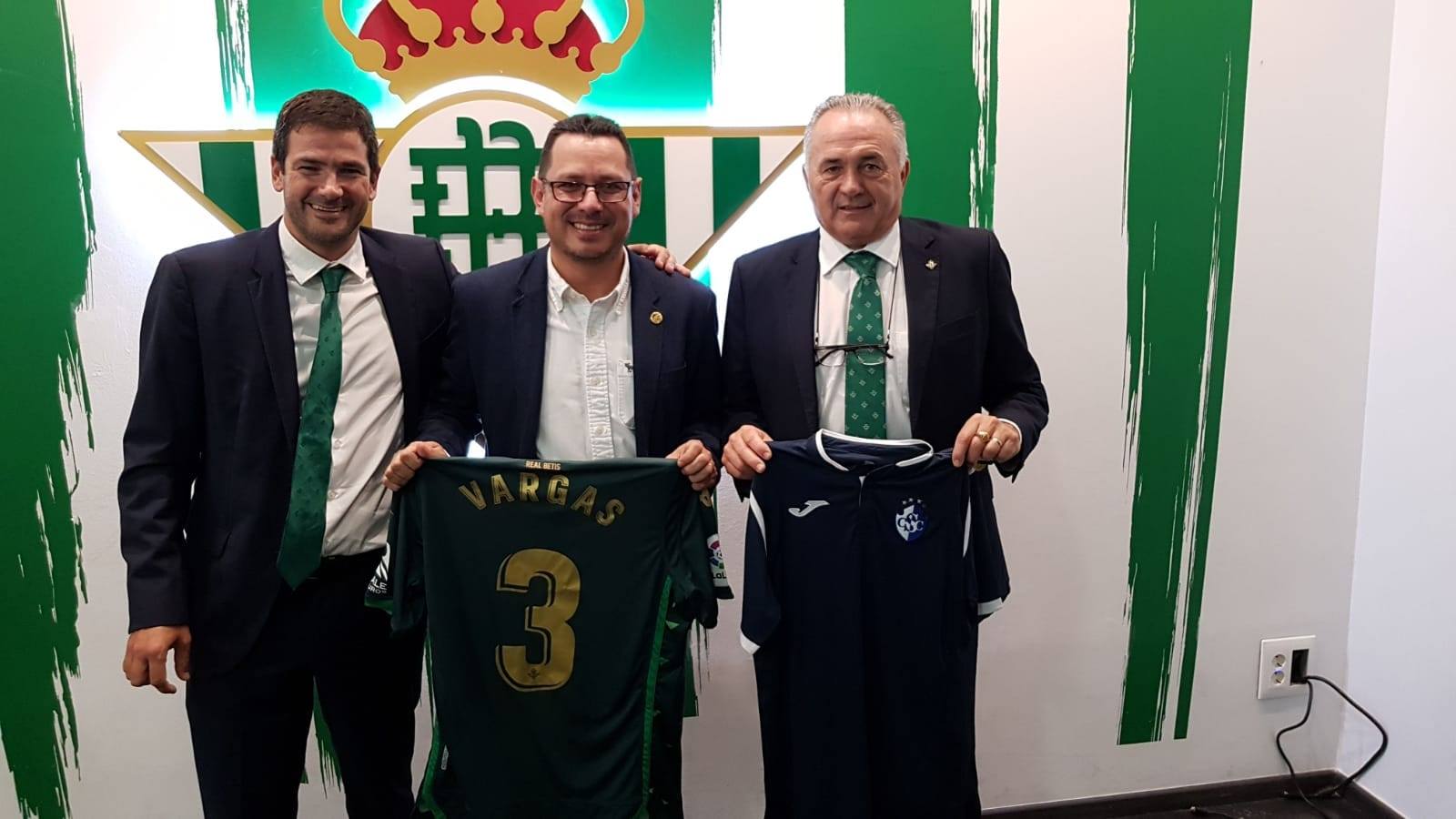 Ramón Alarcón, Luis Fernando Vargas y Rafael Gordillo (izquierda a derecha) compartieron en el estadio Benito Villamarín, en Sevilla. Alarcón y Gordillo son parte de la organización del Betis. Fotografía tomada del Instagram de Luis Fernando Vargas.