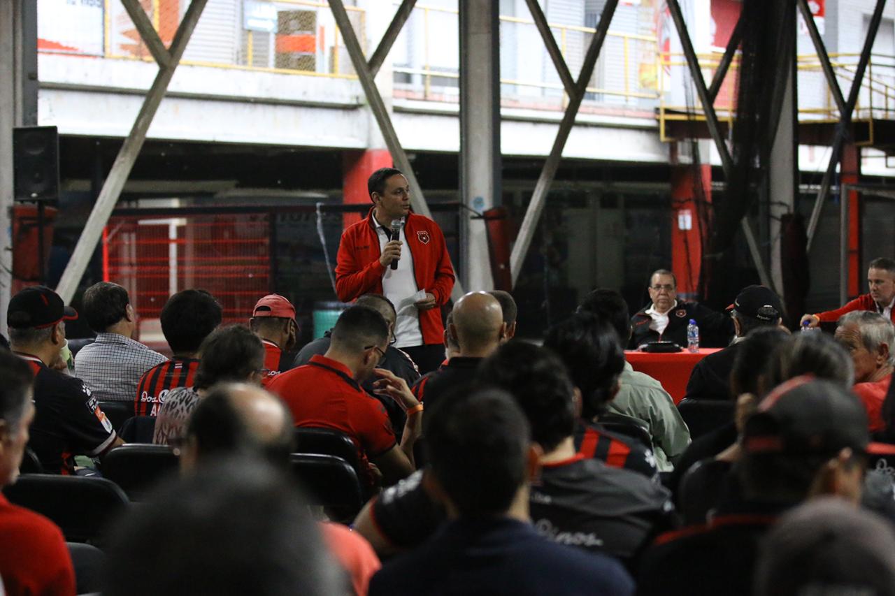 Alajuelense tuvo este sábado una Asamblea General Extraordinaria, en la que se presentó el informe económico y se habló del proyecto de construir un nuevo estadio, entre otros temas. Fotografía: Prensa Alajuelense