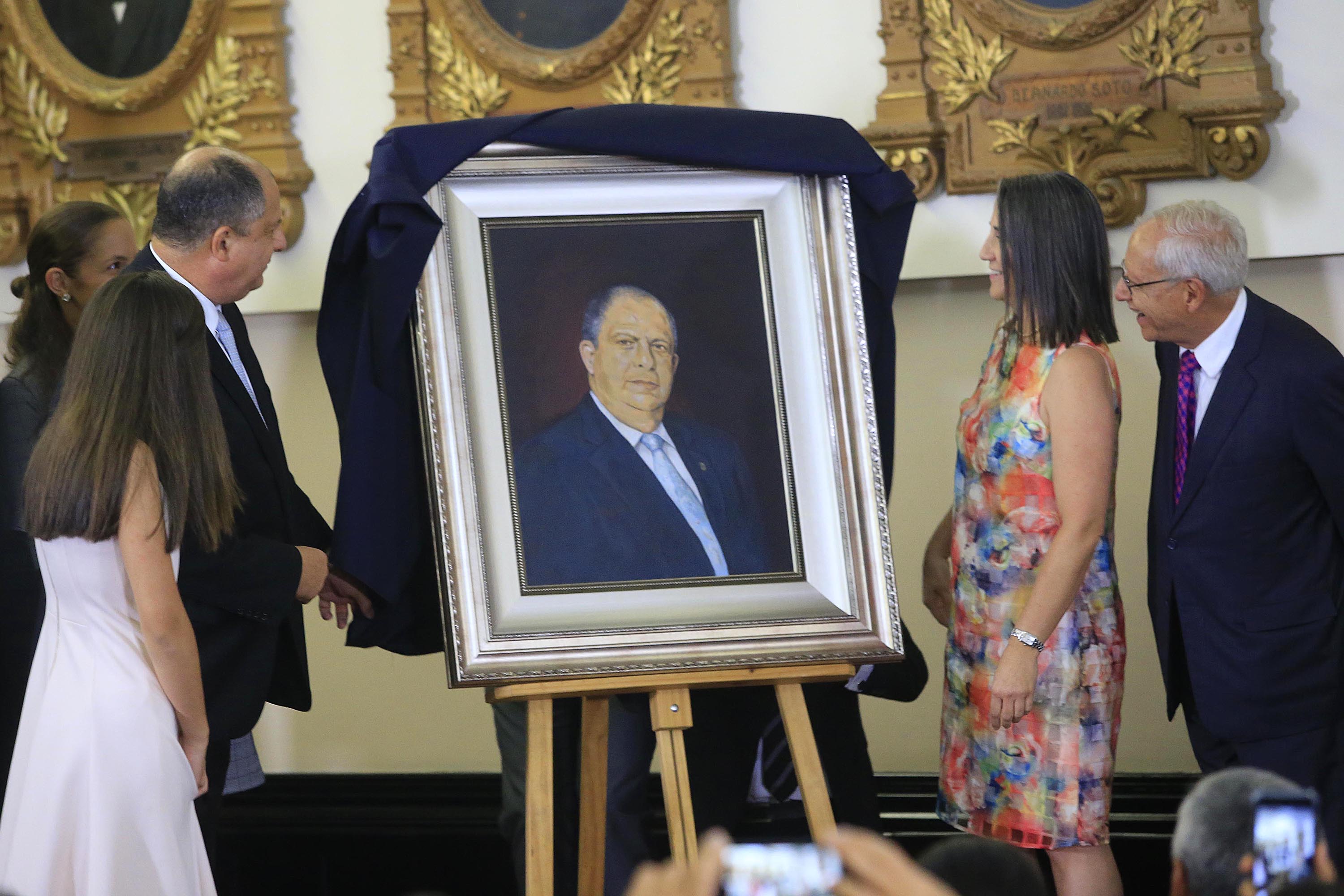 25/04/2019 Asamblea Legislativa. Luis Guillermo Solís develó su retrato, en un marco provisional, en el salón de Expresidentes. Solo lo acompañaron diputados del PAC pues las otras fracciones legislativas no acudieron, debido a los recientes cuestionamientos sobre el exmandatario por el hueco de ¢600.000 millones que su gobierno dejó en el presupuesto para pagar deuda pública en el 2018. Lo acompaño su esposa, Mercedes Peñas Domingo, y su ministro de Hacienda, Helio Fallas. Foto: Rafael Pacheco