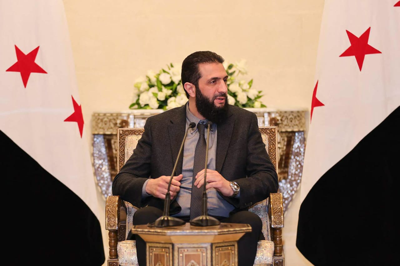 hmed al-Sharaa, nuevo líder de Siria y jefe de Hayat Tahrir al-Sham (HTS), en una reunión con industriales locales en Damasco, 10 de enero de 2025.
