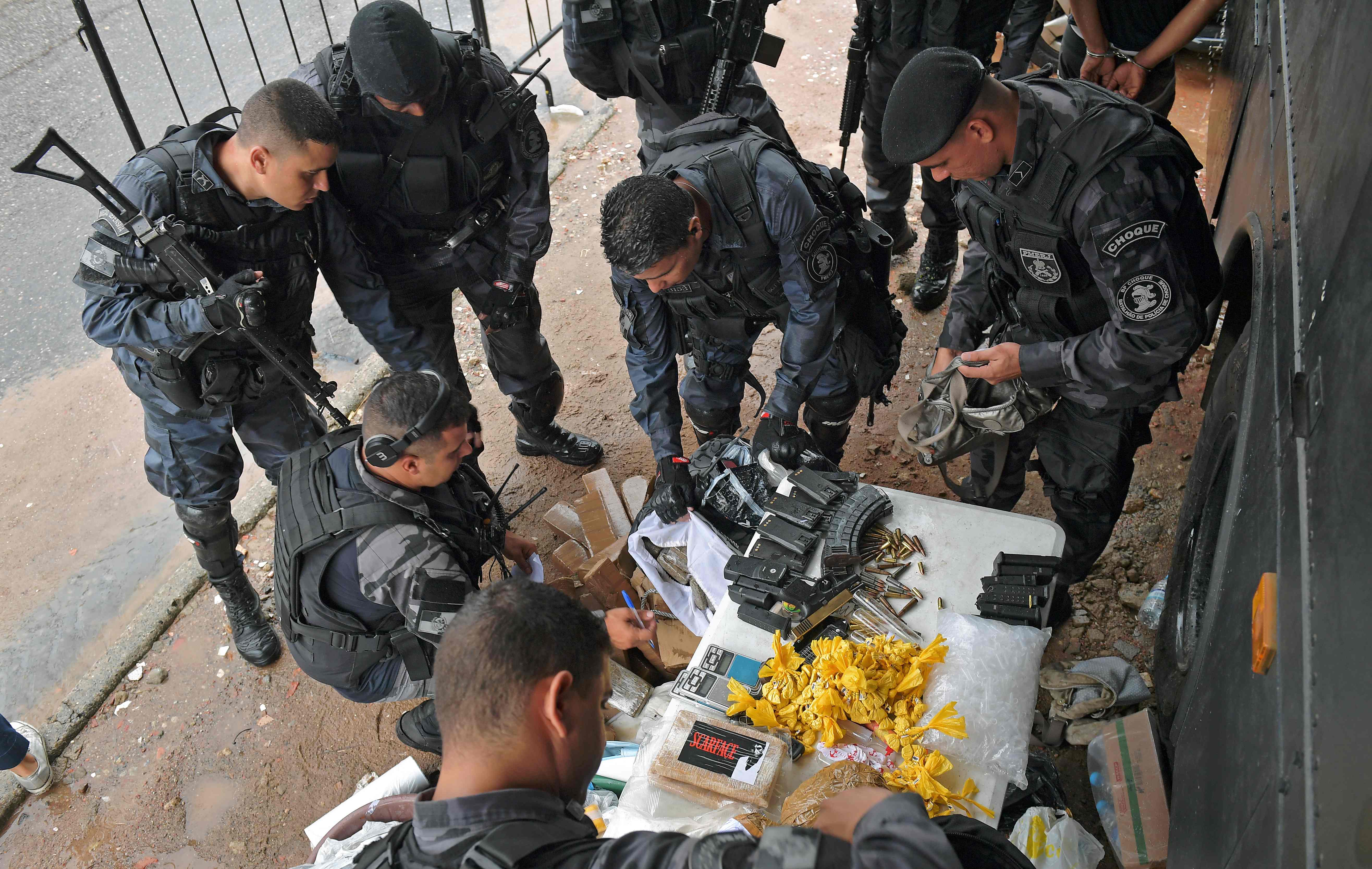 Las tropas especiales revisan drogas, armas de fuego y municiones cerca de la favela de Vila Kennedy, en Río de Janeiro.