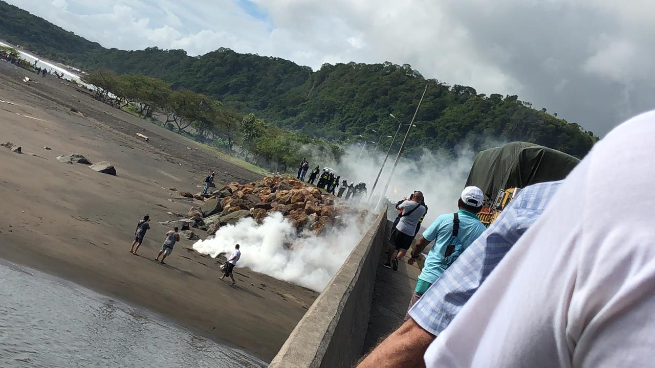 Fuerza Pública utiliza gases lacrimógenos contra huelguistas en Caldera, Puntarenas